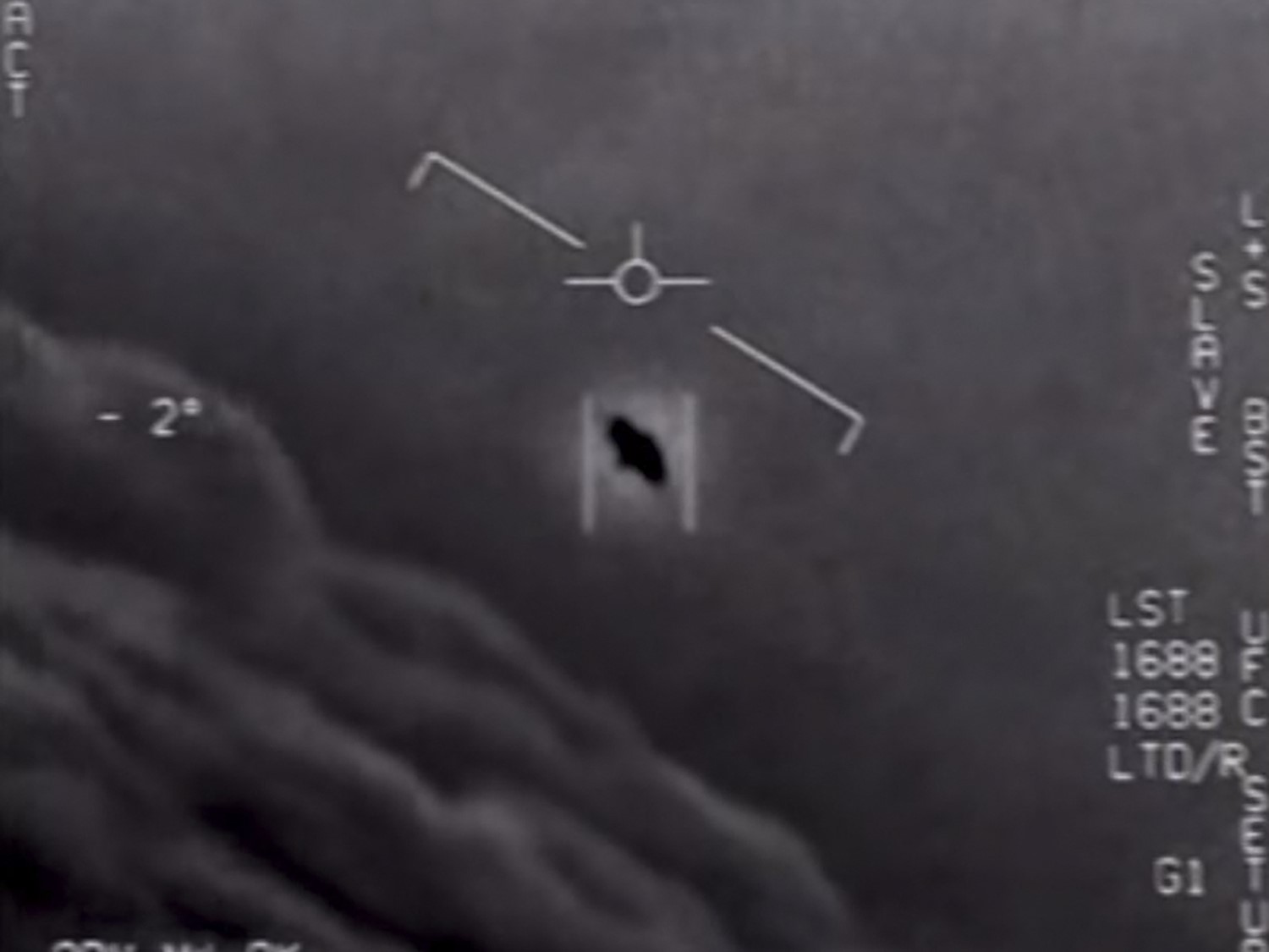 Gambar dari video milik Departemen Pertahanan AS menunjukkan sesuatu yang diambil oleh pilot Angkatan Laut.