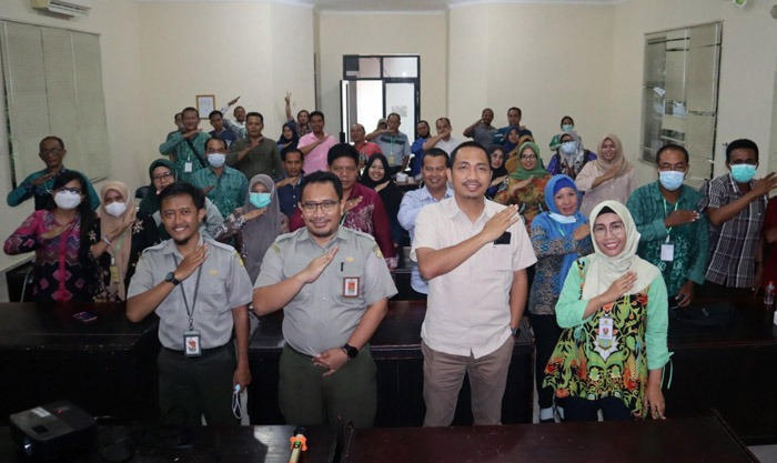 Kepala SMKPPN Banjarbaru, Budi Santoso (ke-2 kiri) bersama Project Manager PPIU YESS Kalsel, Angga Tri AP (kiri) dan peserta ToT.