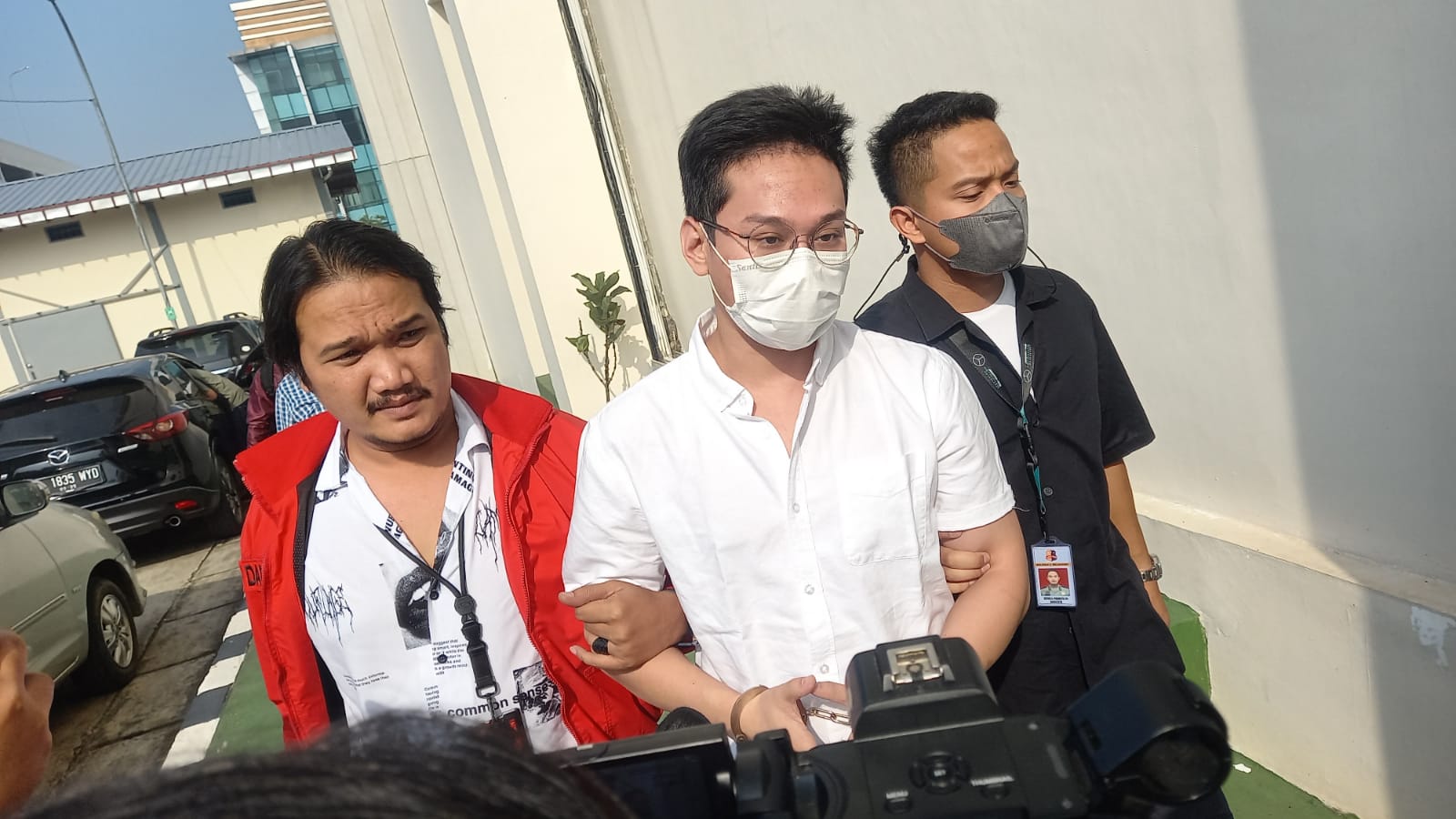 Tersangka kasus investasi bodong Binomo Indra Kenz (tengah).