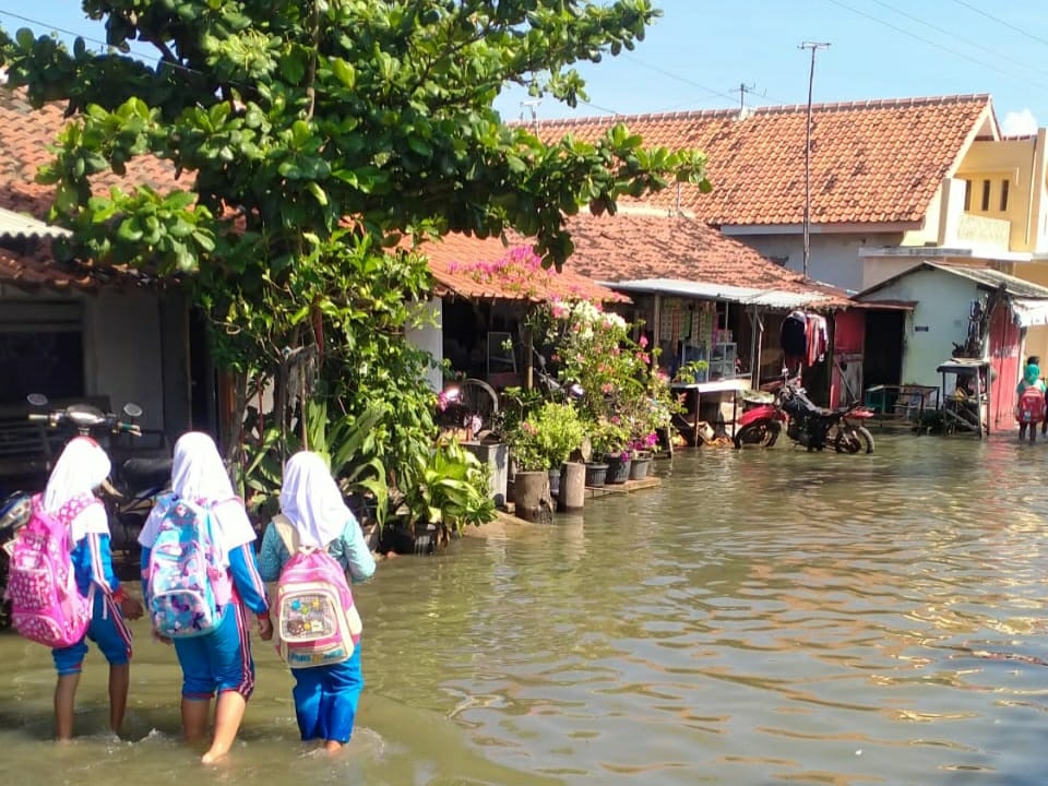 Jateng dan DIY Berpotensi Banjir Rob, Pemancing Purbalingga Terseret Arus
