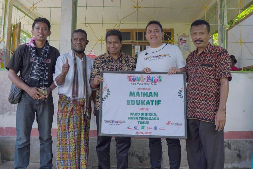 Penyerahan mainan edukatif kepada anak-anak di Kabupaten Sikka, NTT, melalui program Toys For Kids. 