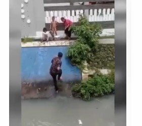 Koordinator Lapangan PT Transjakarta, Solihin saat menyelamatkan seorang balita yang nyaris tenggelam dan hanyut di sungai Grogol, Jakarta B