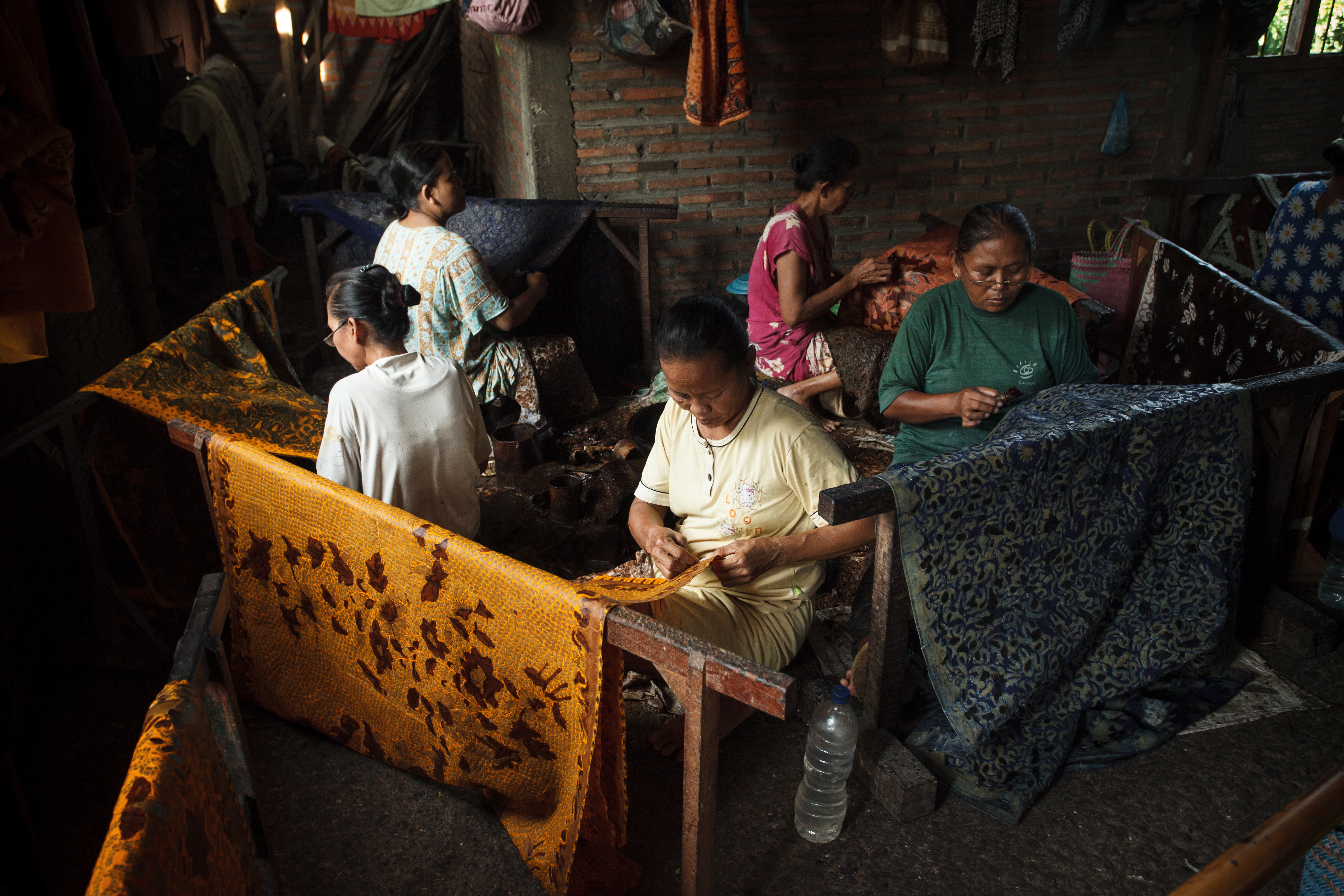 Sejumlah pekerja sedang melakukan proses pengerjaan batik yang dinamakan nembok di Lasem, Kabupaten Rembang, Jawa Tengah. 