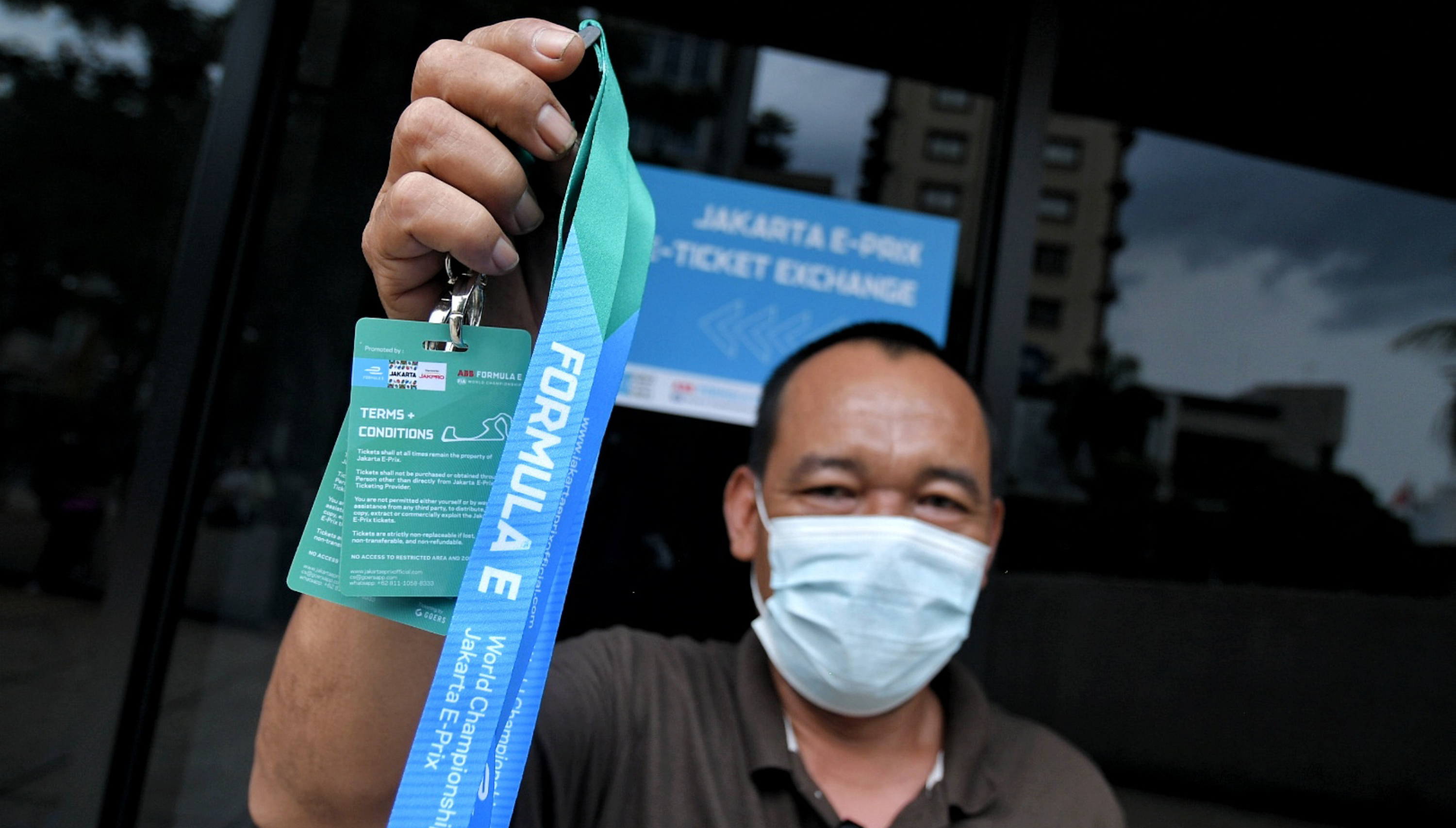 Warga menukarkan tiket elektronik (e-ticket) lomba balap mobil listrik Formula E dengan tiket fisik di Taman Ismail Marzuki, Cikini, Jakarta