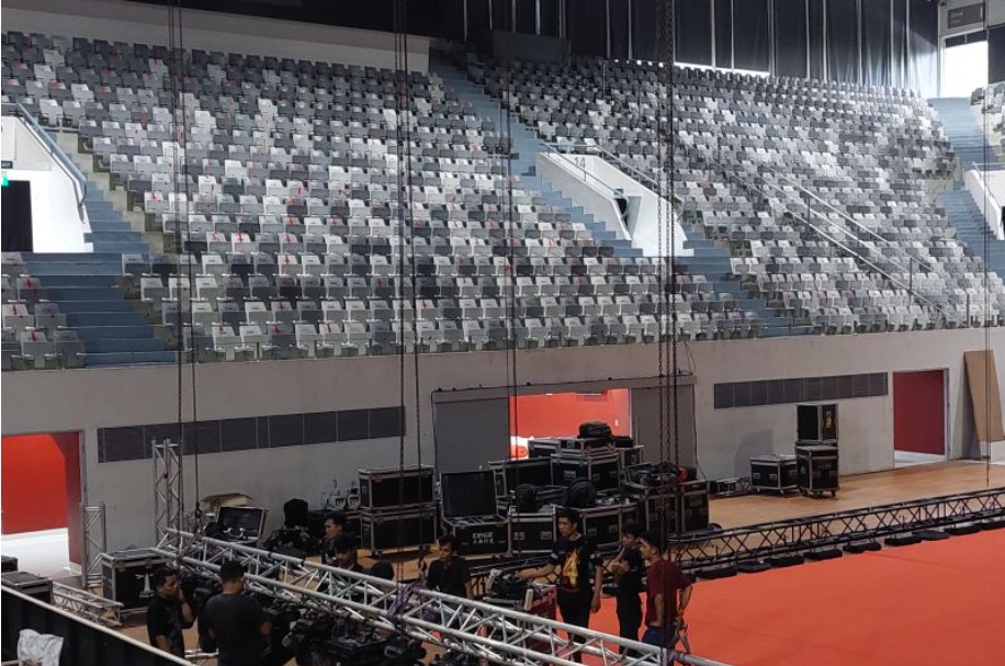 Sejumlah pekerja sedang mempercantik Istora GBK Senayan menjelang perhelatan Indonesia Masters dan Indonesia Terbuka.