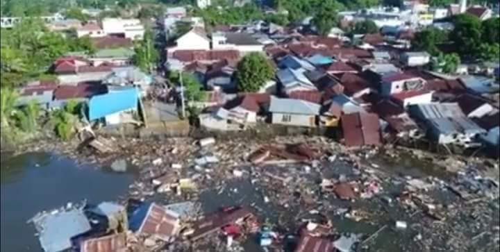 Deretan rumah di Tepi Pantai Teluk Amurang, Kabupaten Minahasa, Sulawesi Utara, yang terisap pasir pantai