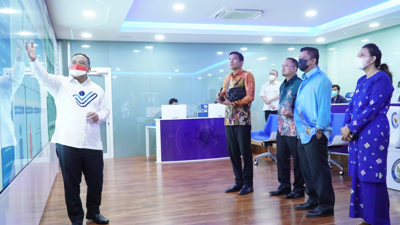 Kepala BP2MI Benny  Rhamdani  (kiri) saat memaparkan pelindungan terhadap PMI melalui Command Center.