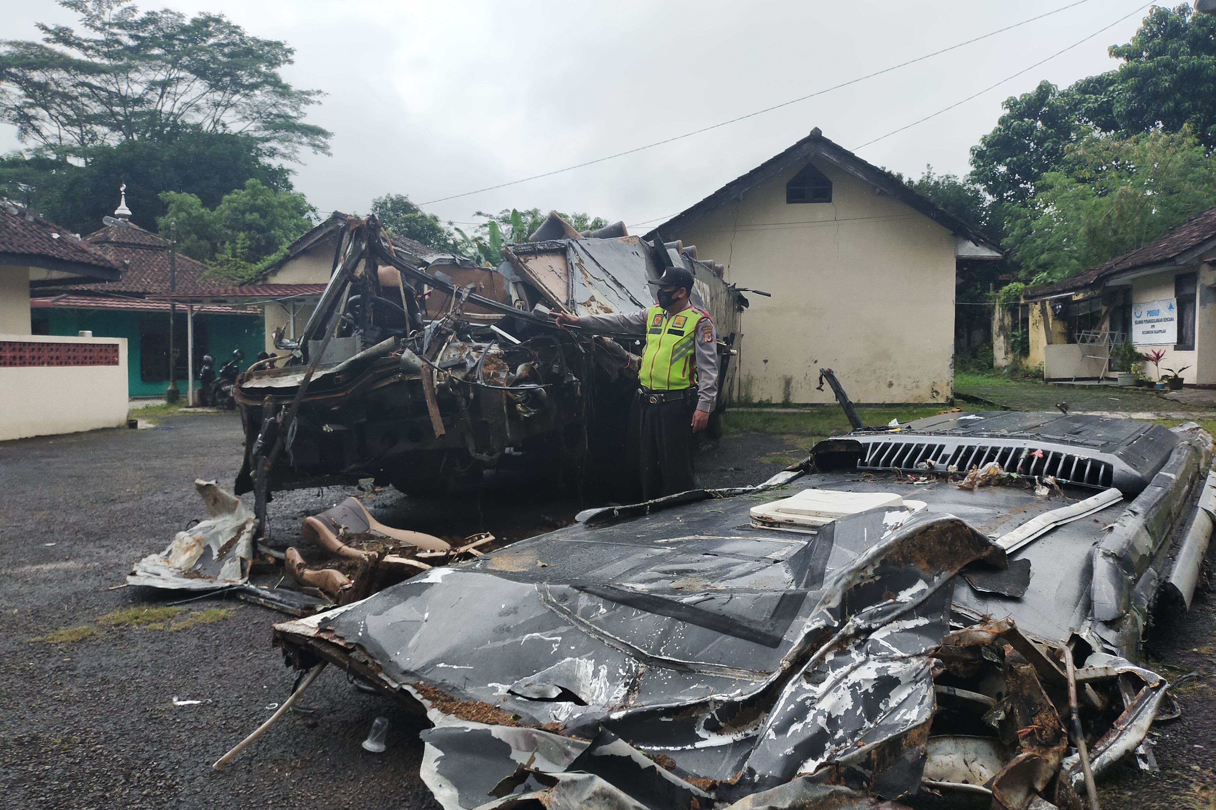 Kondisi bus dalam kondisi rusak dan kabin atas terlepas di Polsek Rajapolah.