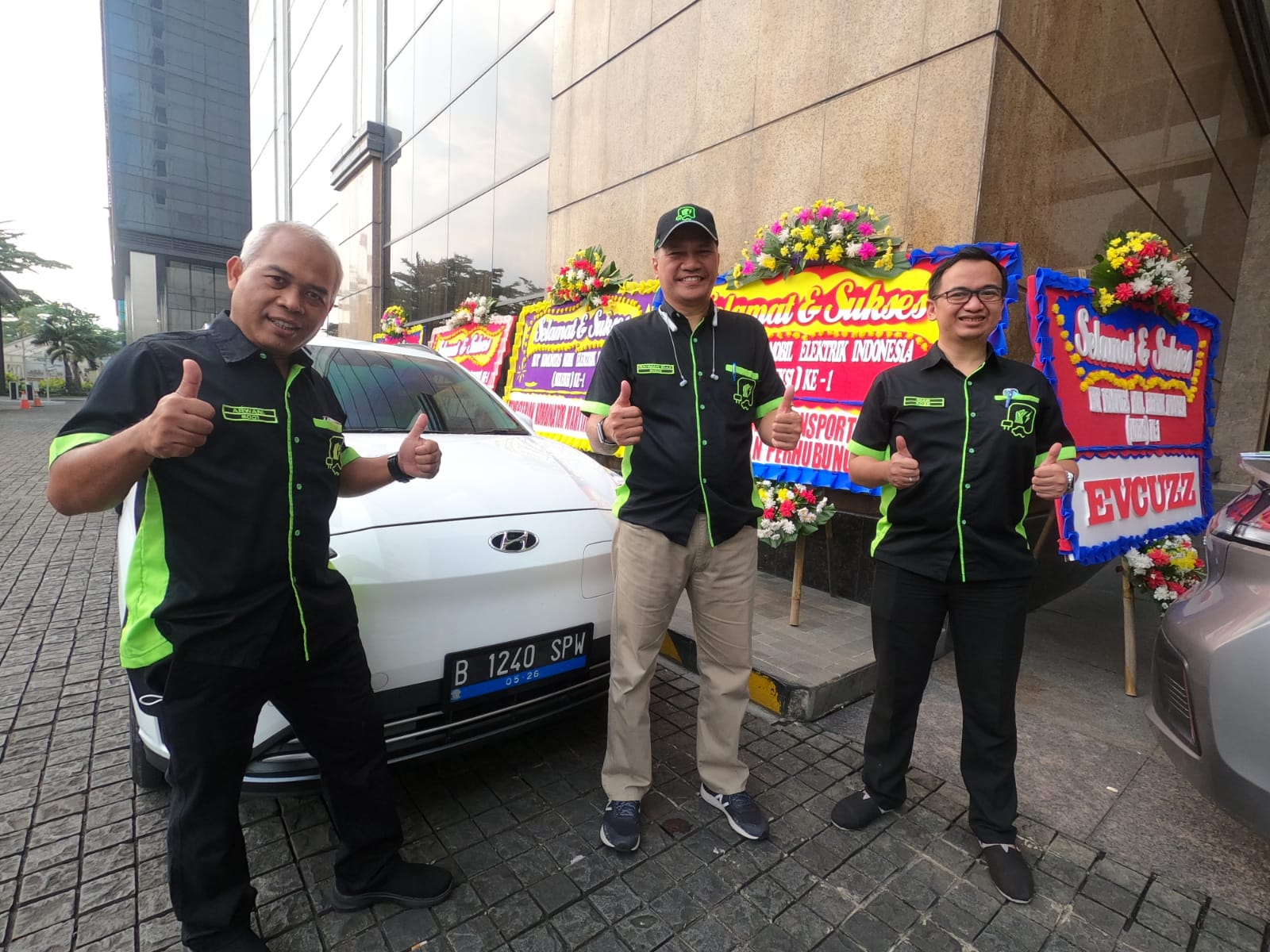 Pengurus Komunitas Mobil Listrik Indonesia (Koleksi) berpose bersama.