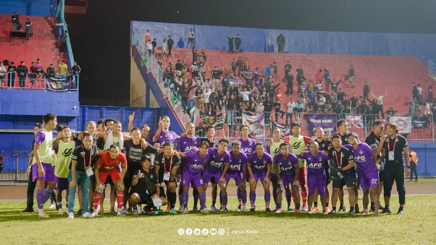 Skuad Persik Kediri merayakan kemenangan atas Persikabo 1973 