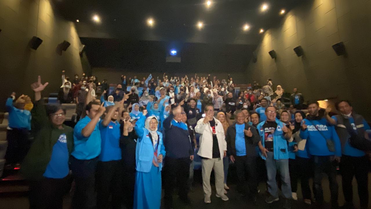 Pengurus dan kader Partai Gelora Jawa Barat saat nonton bareng film Naga Naga Naga