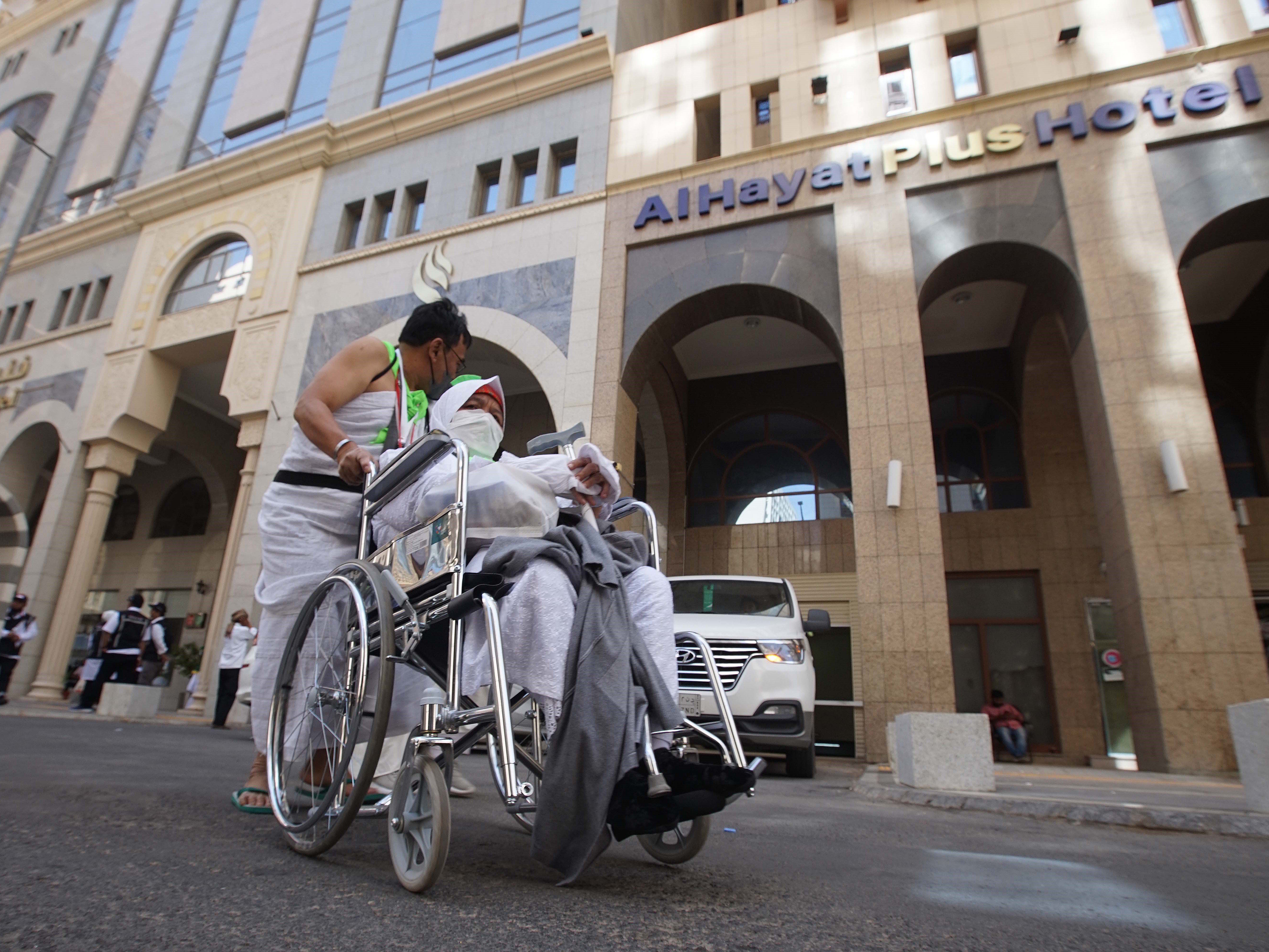 Calon jemaah haji Indonesia kloter pertama Embarkasi Solo bersiap menunggu keberangkatan menuju Mekkah di Tabah Tower Hotel, Madinah.