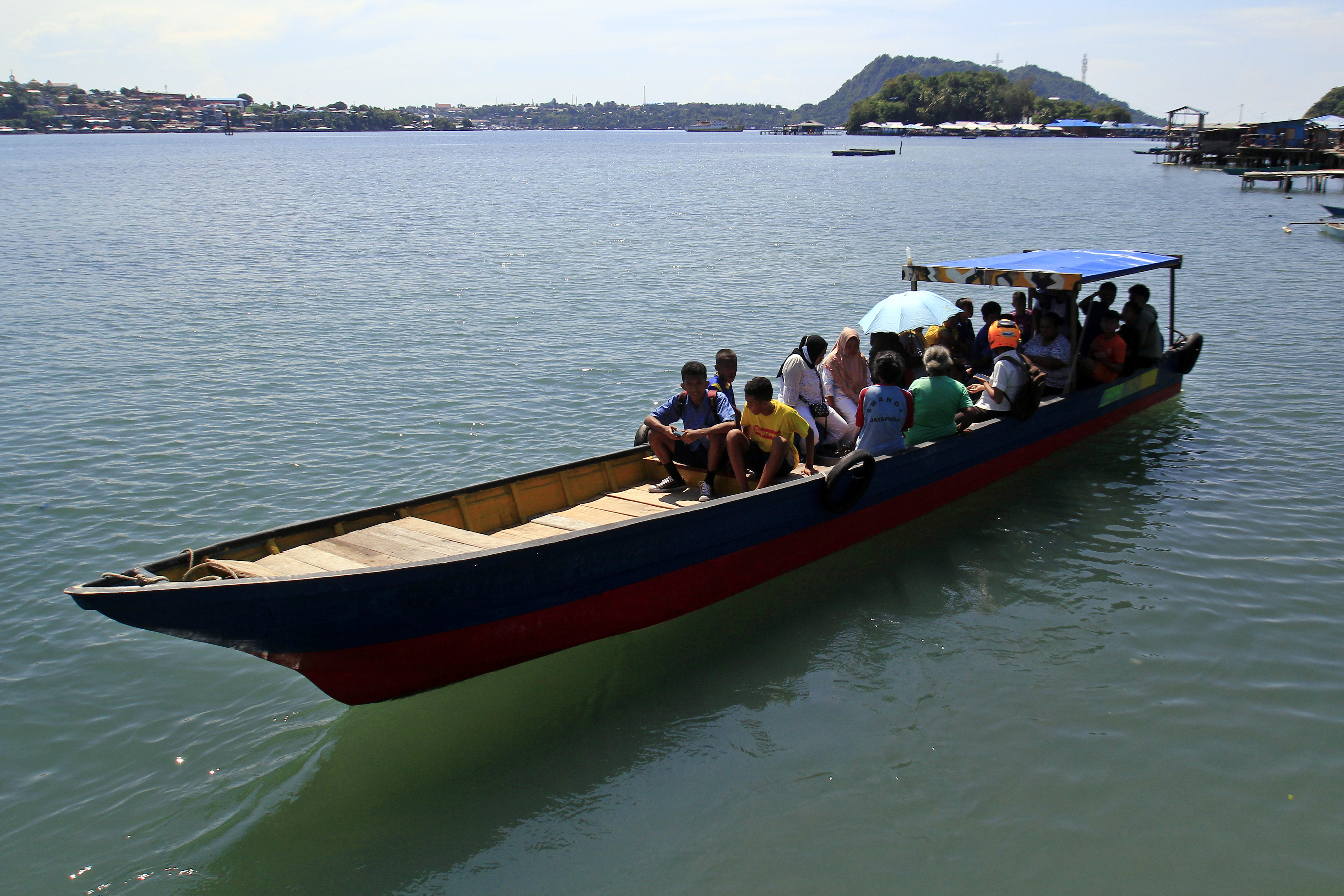 Sejumlah warga menumpang ojek perahu motor di wilayah Jayapura, Papua.