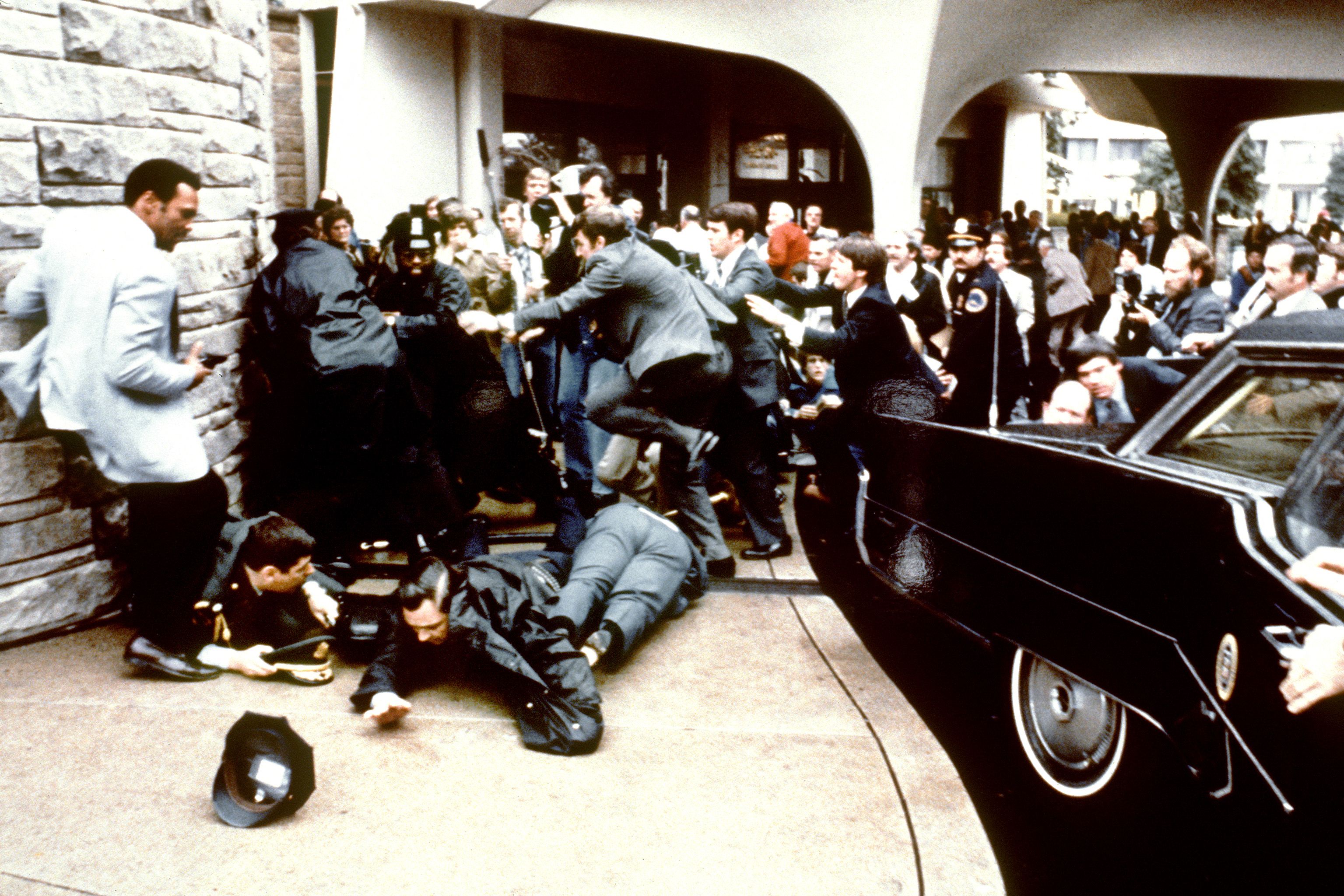 Peristiwa penembakan Presiden AS Ronald Reagan oleh John Hinckley pada 30 Maret 1981.