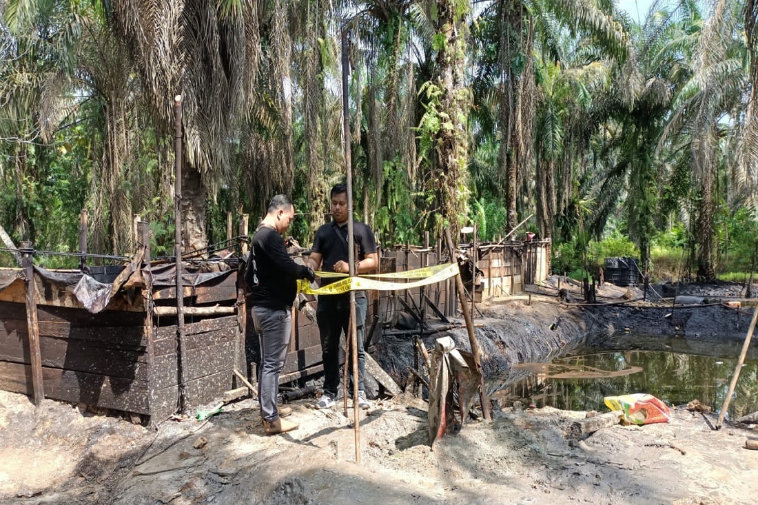 Polres Muara Jambi, Polda Jambi, menutup 10 sumur minyak ilegal di Kecamatan Bahar Selatan, Sabtu (4/6).