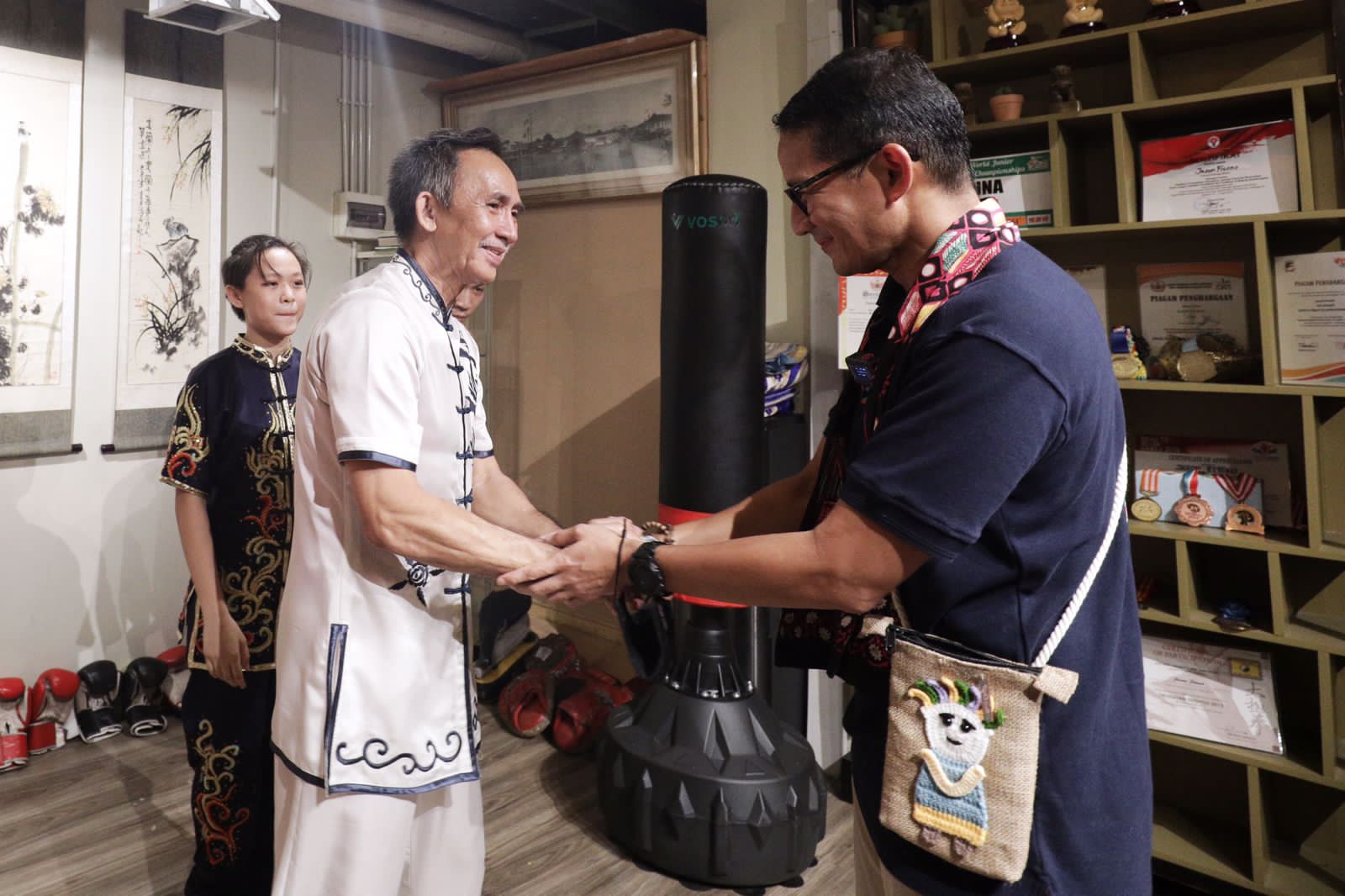 Menparekraf Sandiaga Uno menyalami pelatih wushu Rudy Wijyava di Desa Wisata Pecinan Glodok, Kecamatan Taman Sari, Jakarta Barat, Minggu (26