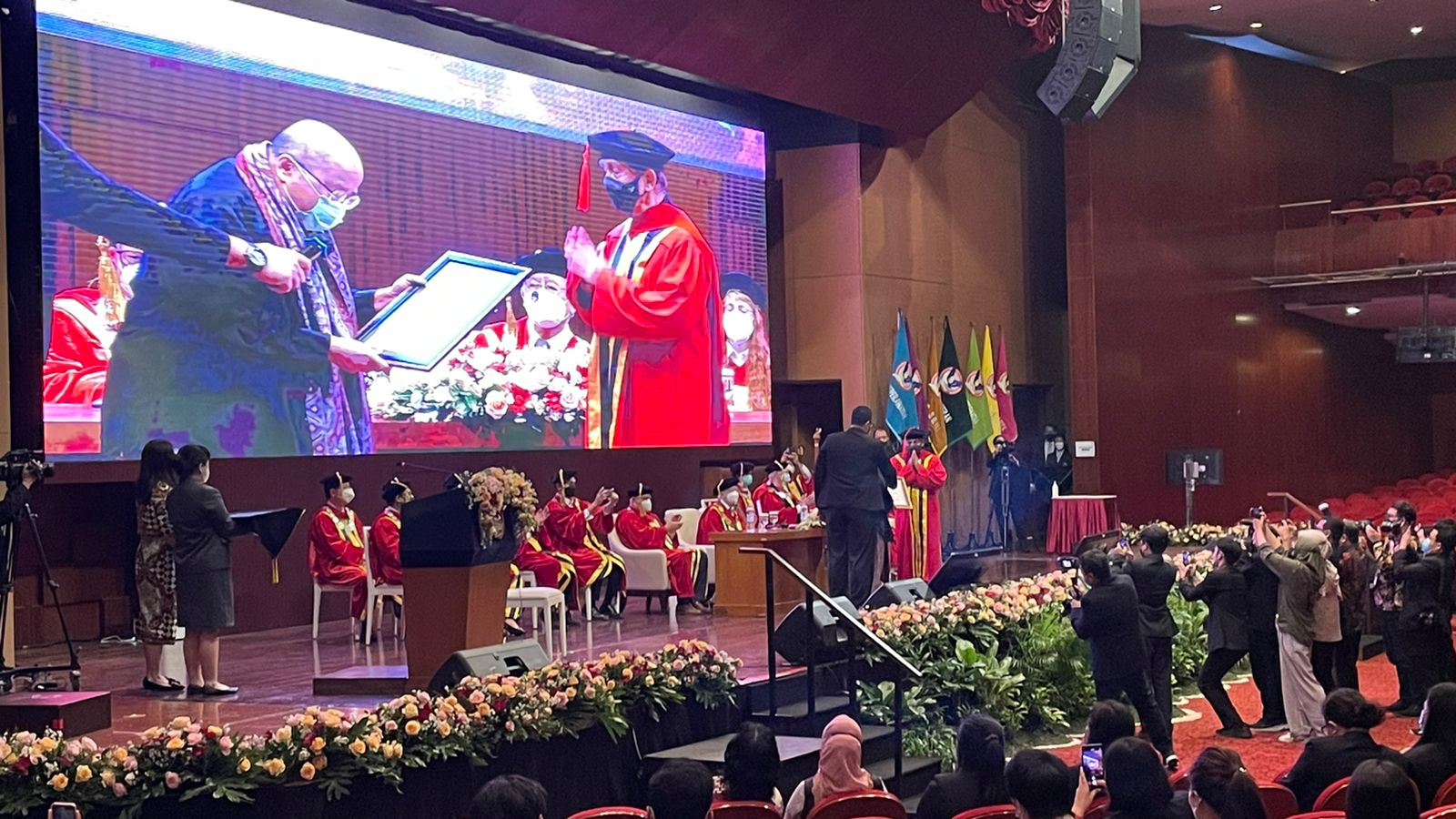 Penganugrahan Rekor MURI bagi Hadi Poernomo dan UPH dalam pelaksanaan uji disertasi yang dihadiri 1.500 peserta.