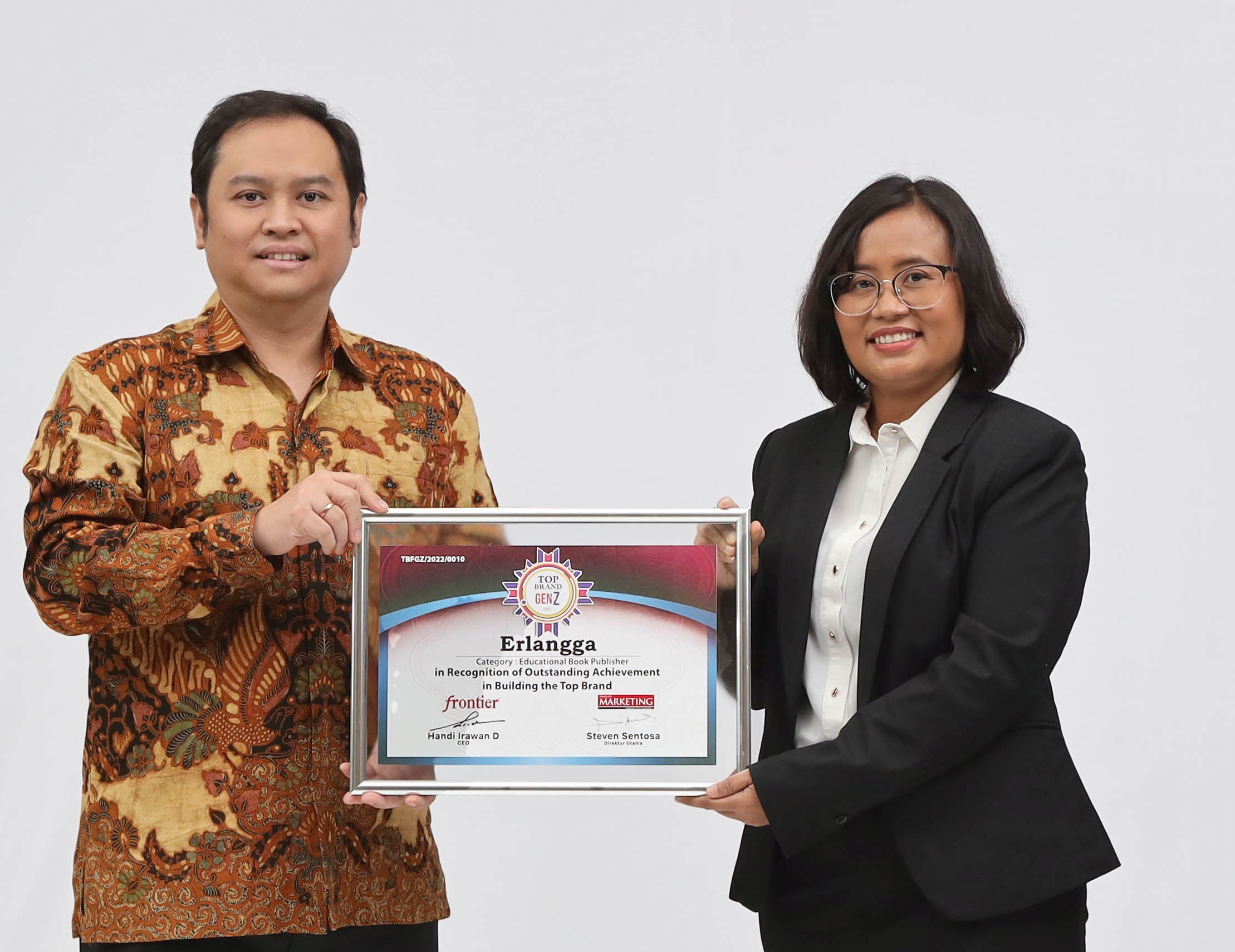 Assistant Managing Director dan Daisy Natalia, Chief Editor Penerbit Erlangga, Eny Wijayanti (kanan), menerima penghargaan.