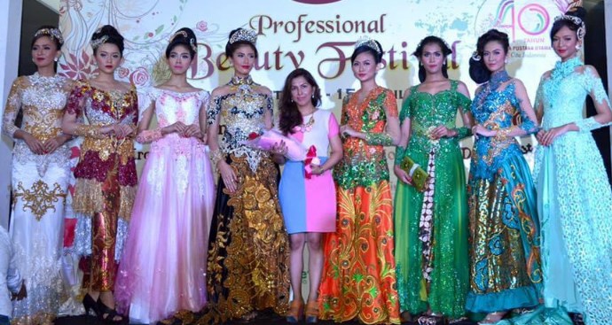 Fashion designer Indonesia Devina Shanti (tengah).