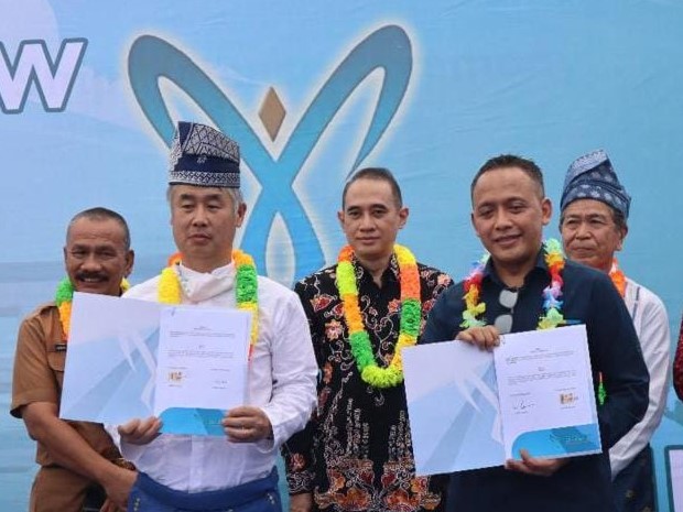 Presdir SKY Yoshiyuki Kawamura (kiri) bersama CEO PTPN V Jatmiko K Sentosa sepakat kolaborasi kebutuhan bahan baku demo plant black pellet.