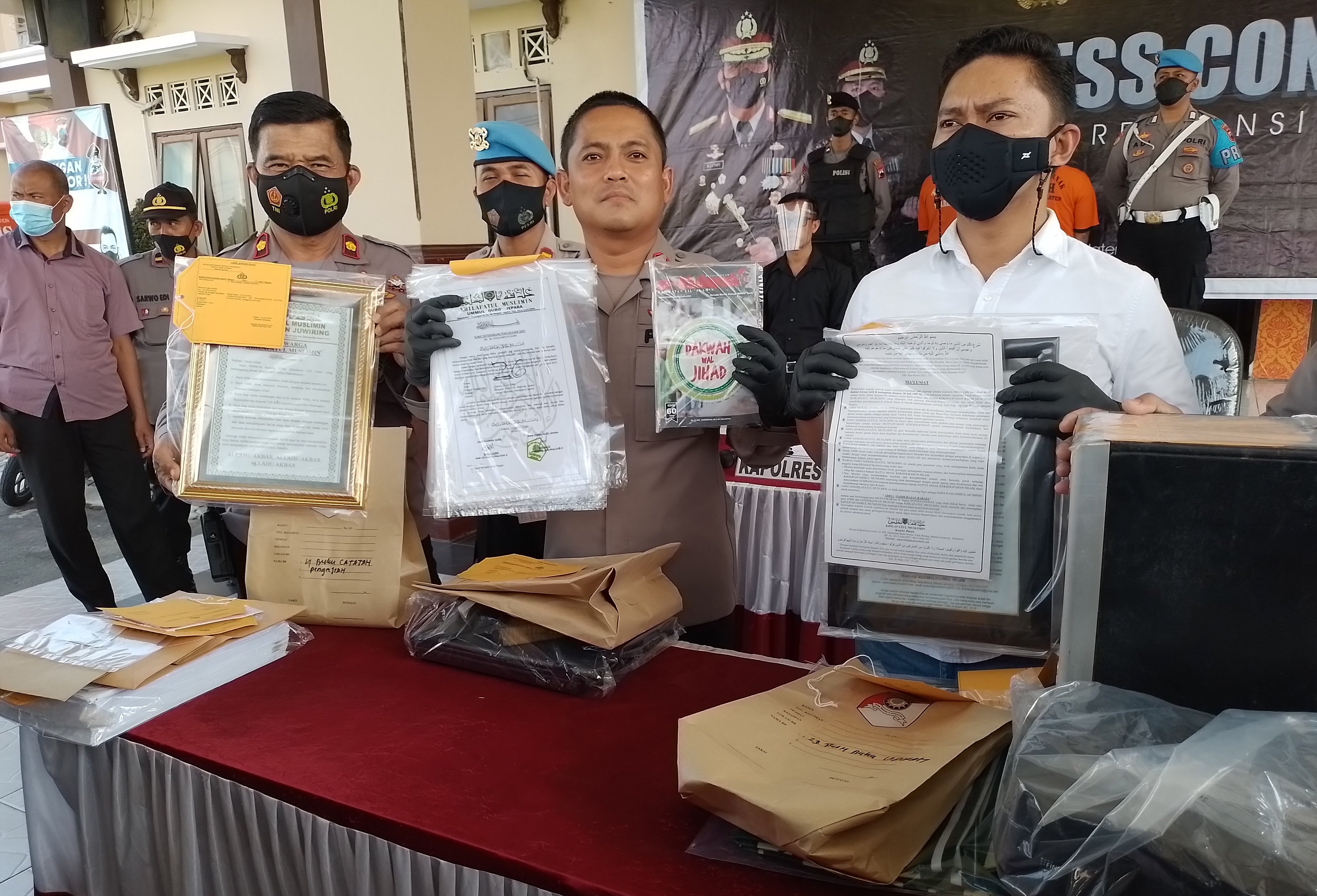 Petugas Polres Klaten menunjukkan barang bukti yang disita dari kelompok Khilafatul Muslimin