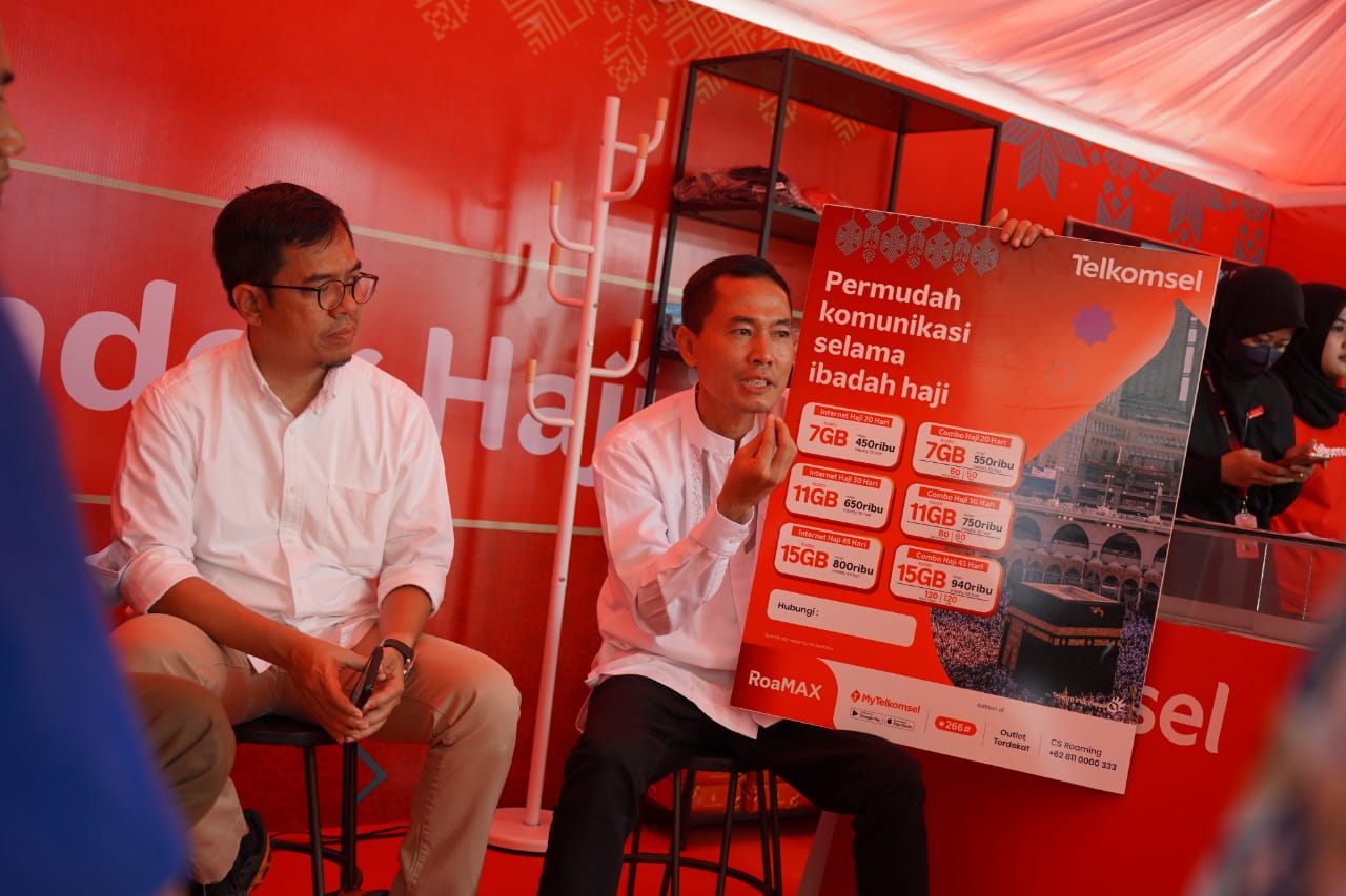 Telkomsel membuka posko layanan untuk jemaah calon haji di Asrama Haji Donohudan, Boyolali, Jawa Tengah