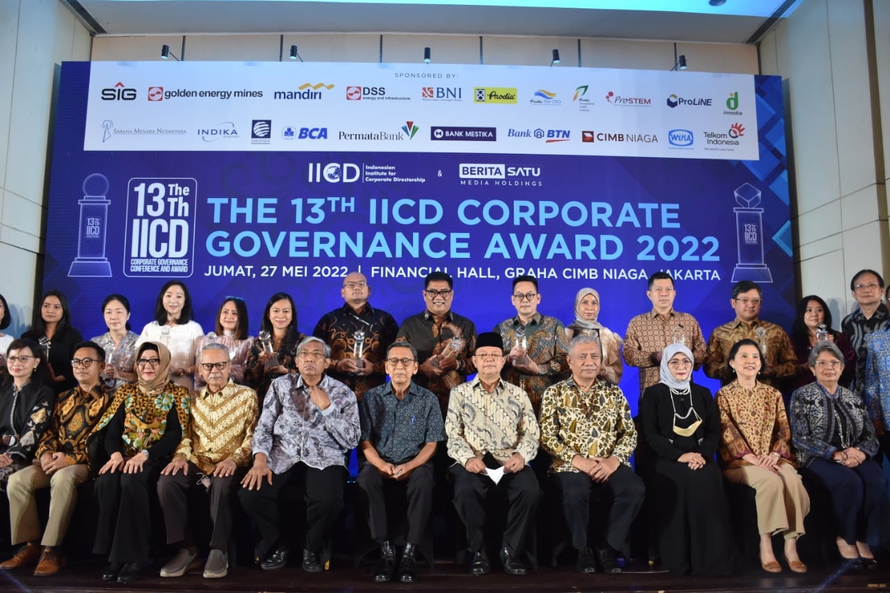 Penghargaan diserahkan oleh Vice Chairman Research IICD Lukas Setia Atmaja dan diterima langsung oleh Direktur Utama SMBR Daconi.