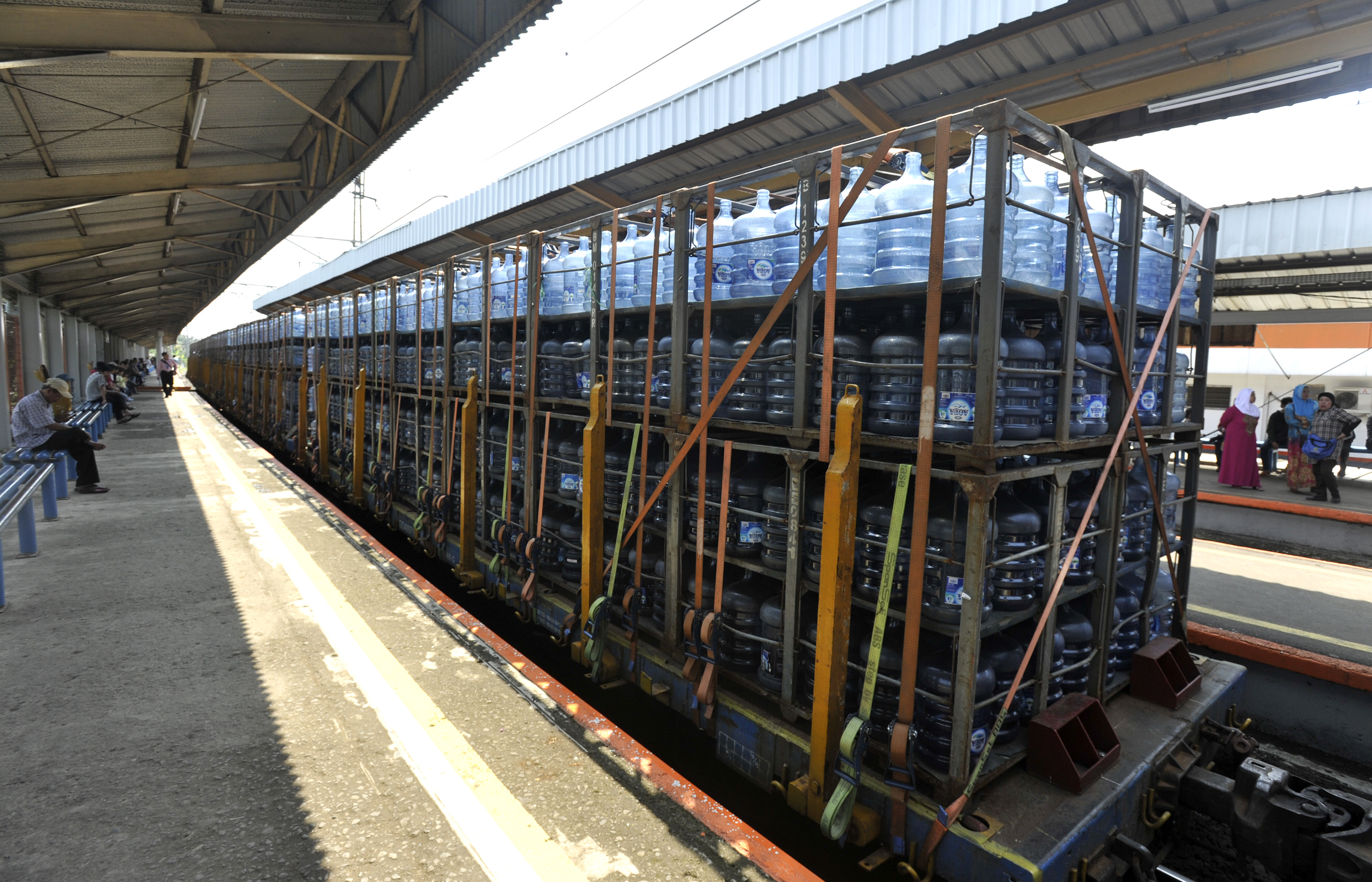 Ilustrasi pengiriman logistik Danone 