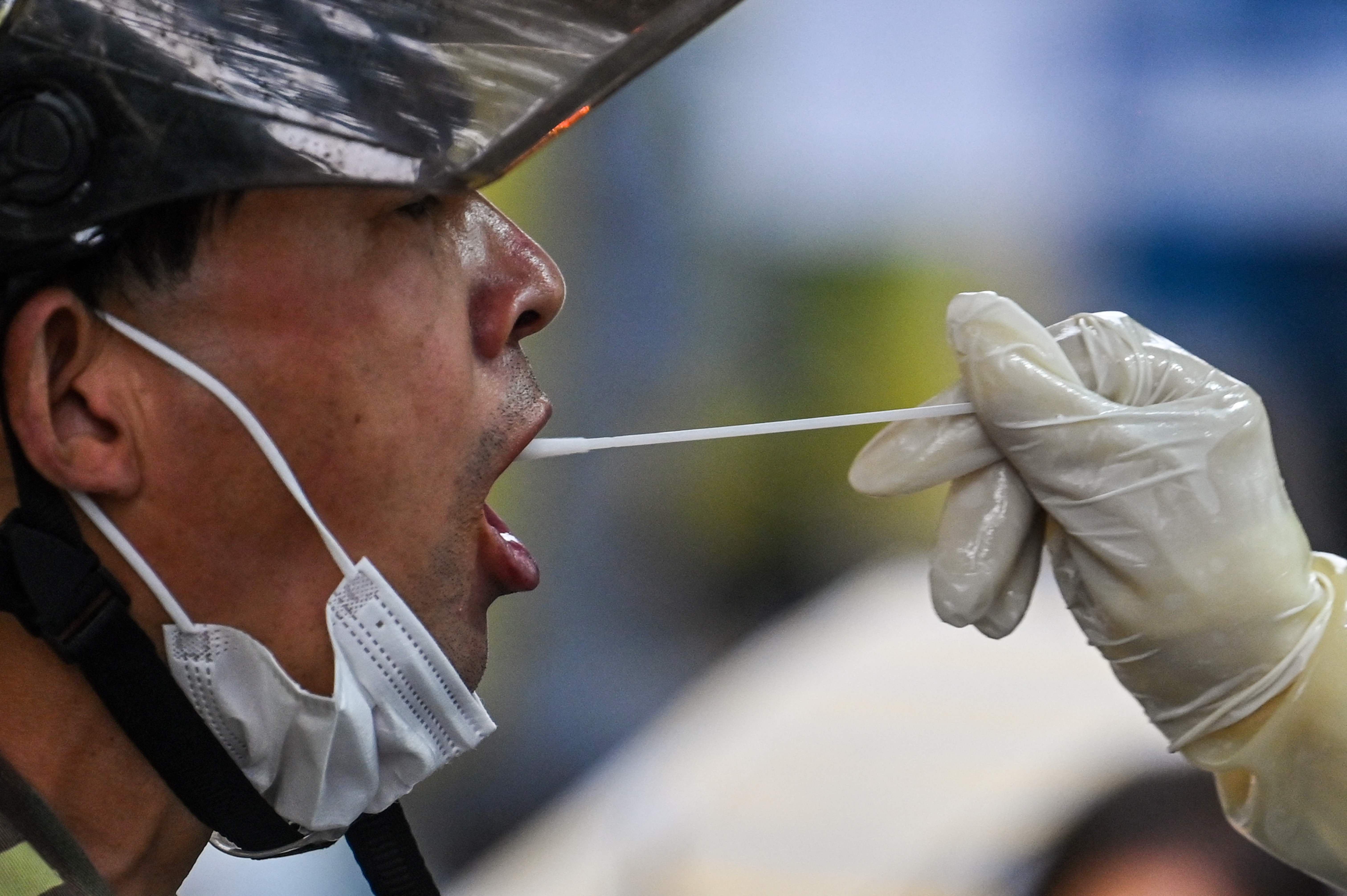 Petugas kesehatan mengambil sample penduduk di Shanghai untuk di tes covid-19