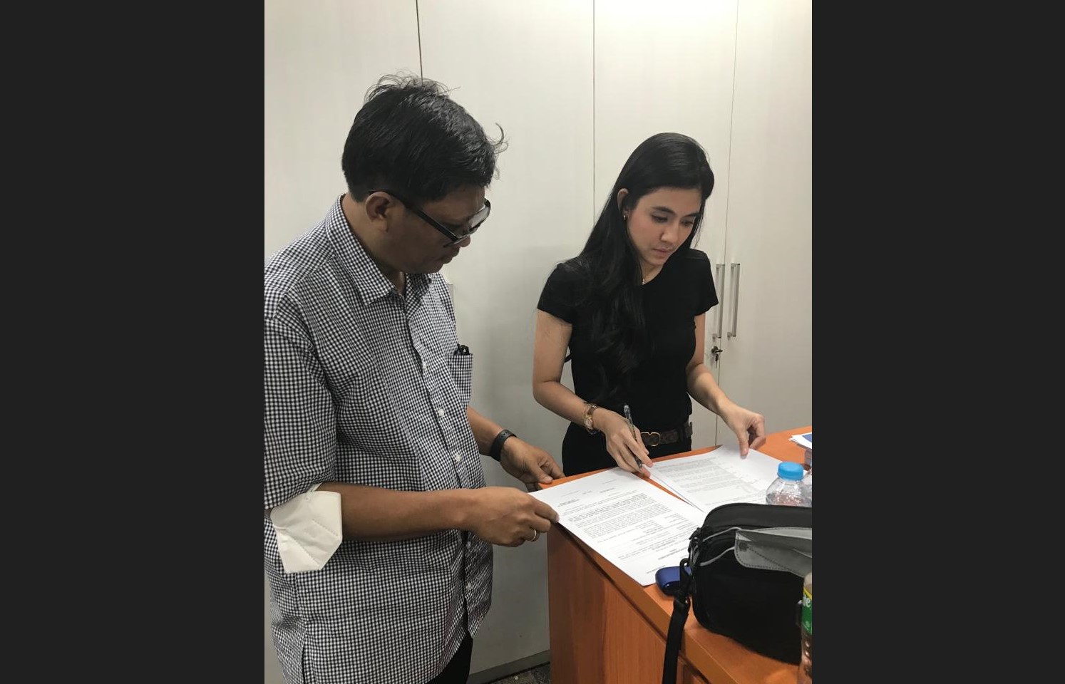 DJ Una (kanan) saat meneyrahkan bukti transfer untuk DNA Pro ke Bareskrim.