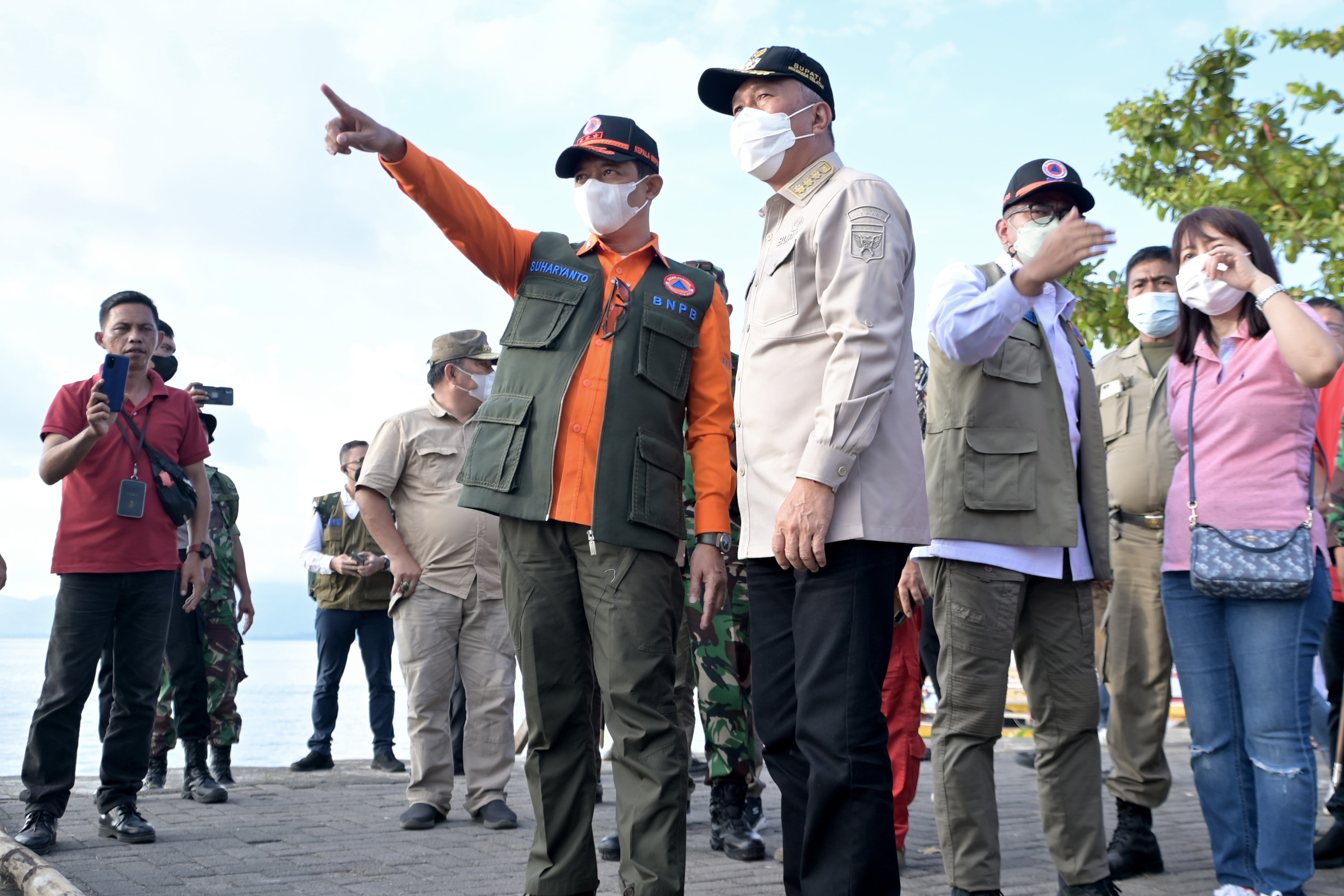 Kepala BNPB Suharyanto (tengah) saat meninjau lokasi bencana abrasi di Minahasa Selatan