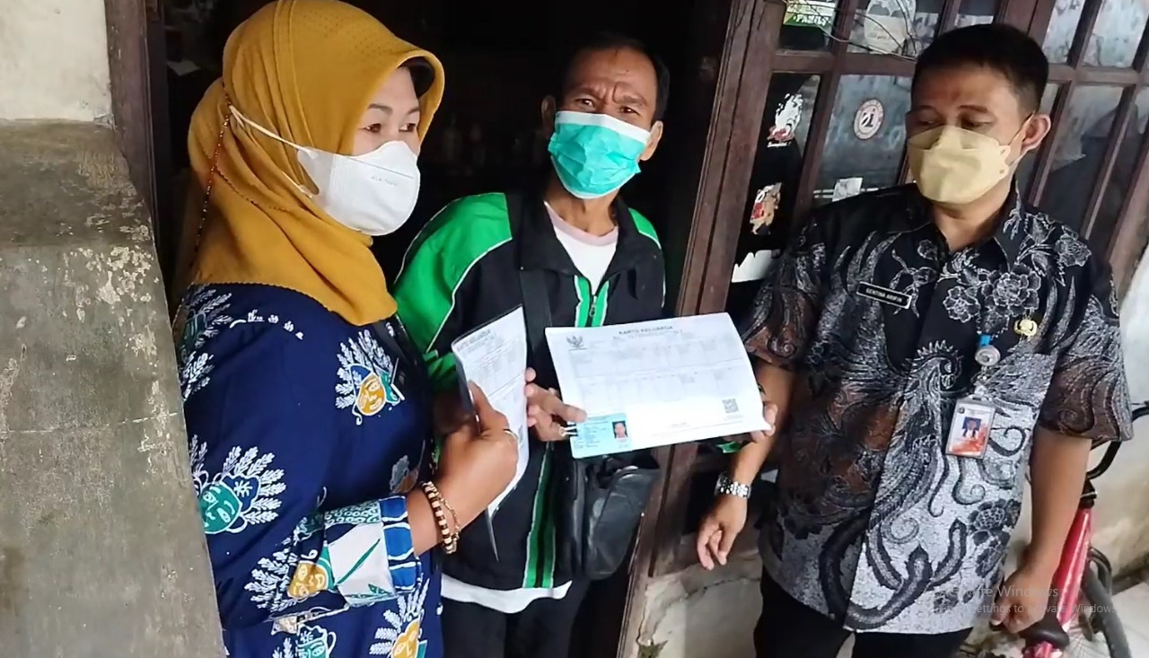 Warga Jalan Guru Ma'mun Urus Perubahan Alamat di KTP-E.