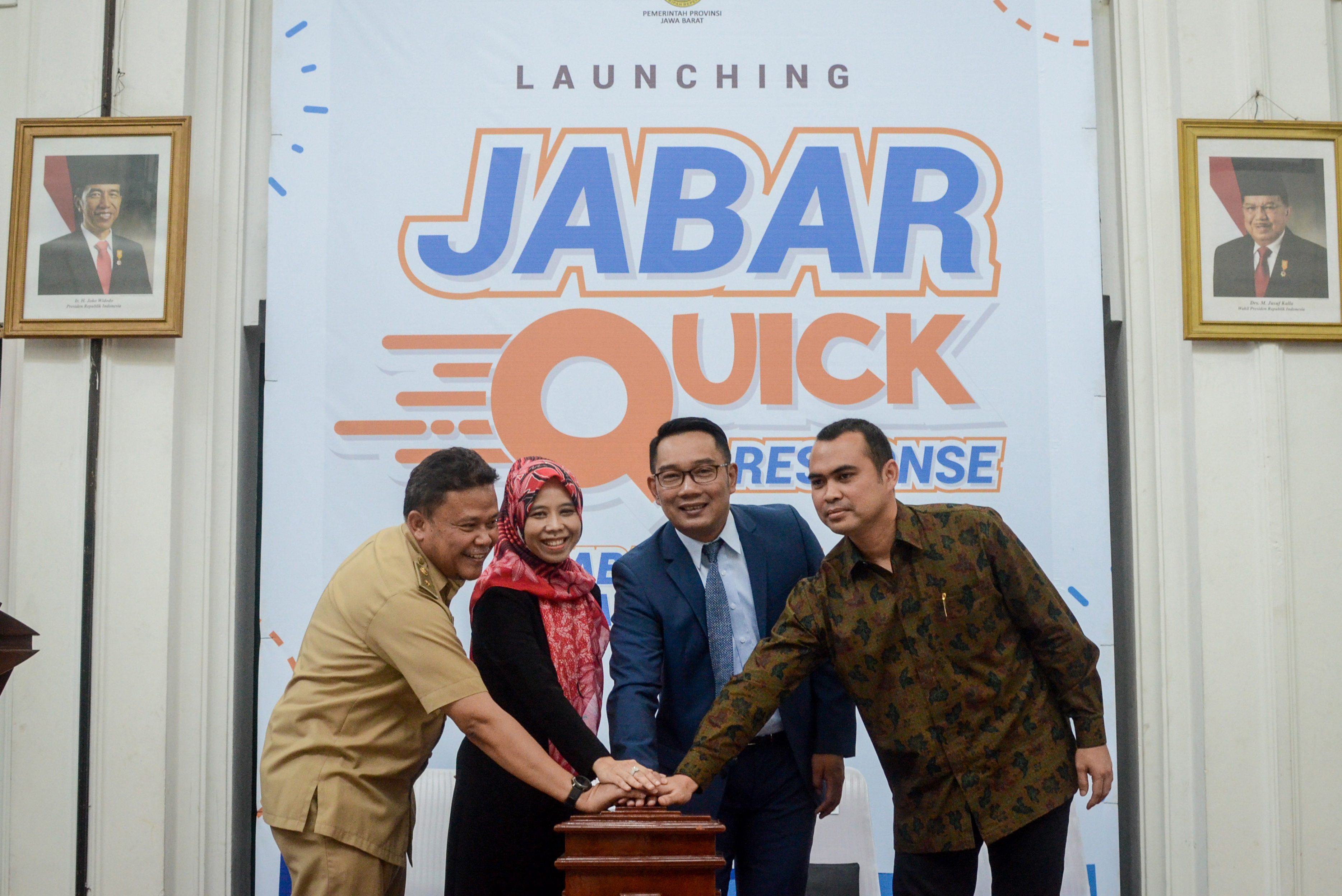 Gubernur Jabar Ridwan Kamil bersama Ketua Jabar Quick Response Bambang Trenggono (paling kanan)