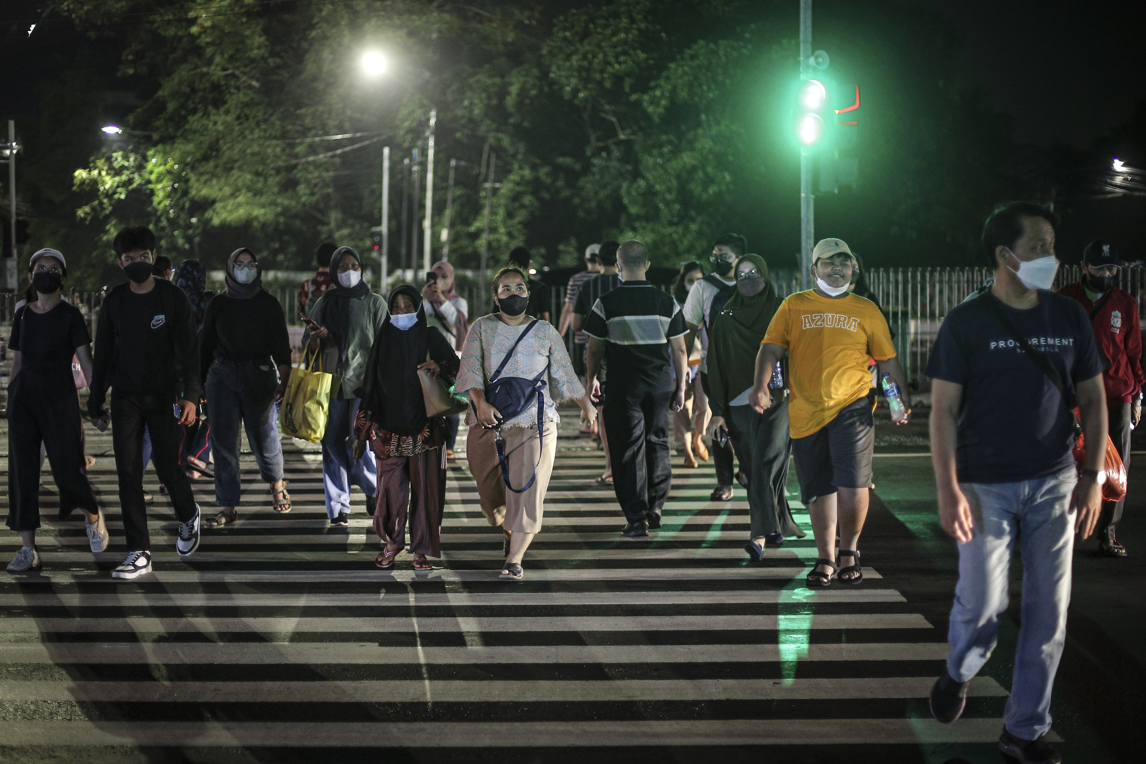 Luhut : Jangan Buru-Buru Beralih ke Endemi