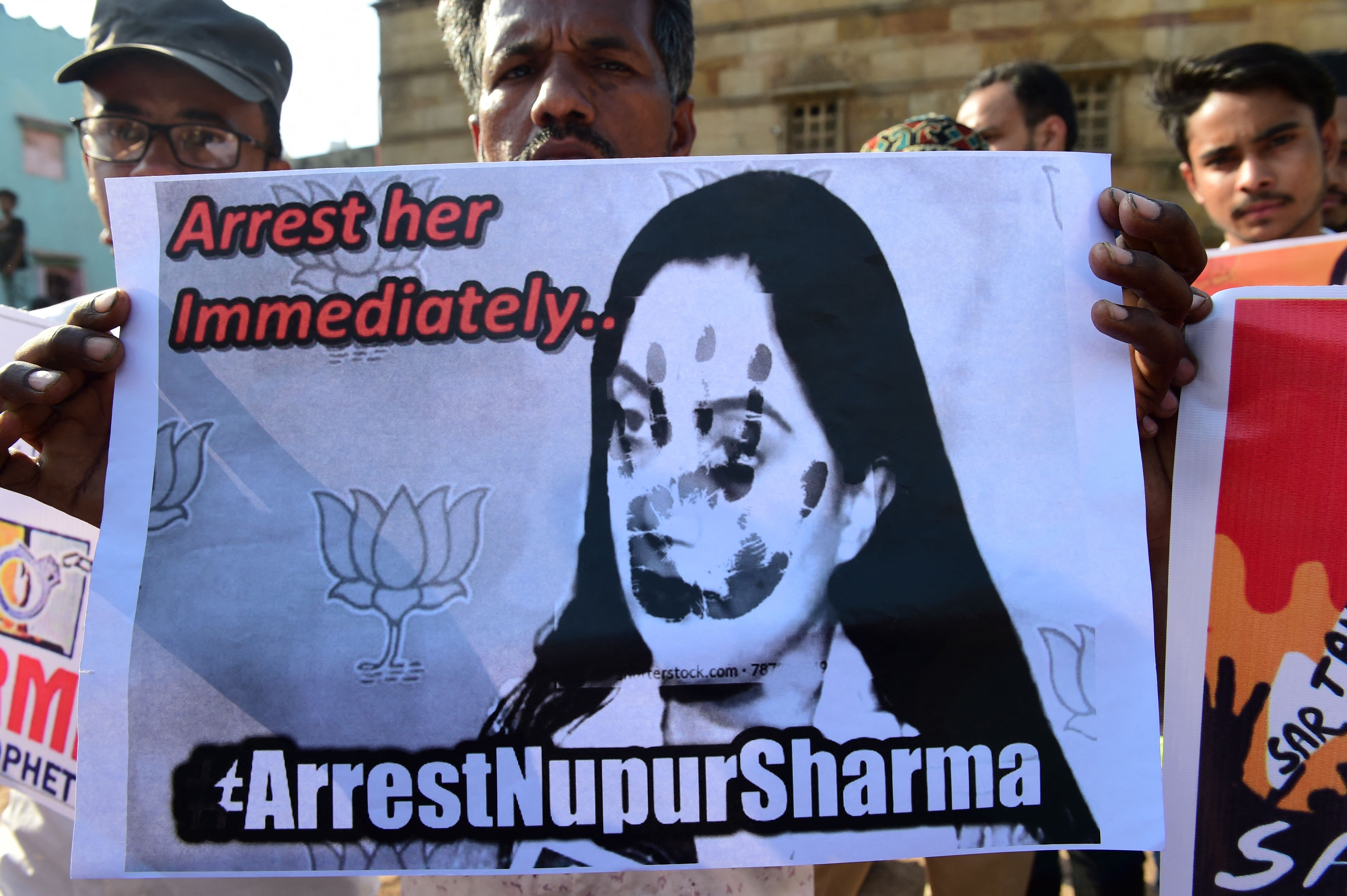 Demonstran membawa spanduk yang menuntut ditangkapnya Nupur Sharma karena menghina Nabi Muhammad.