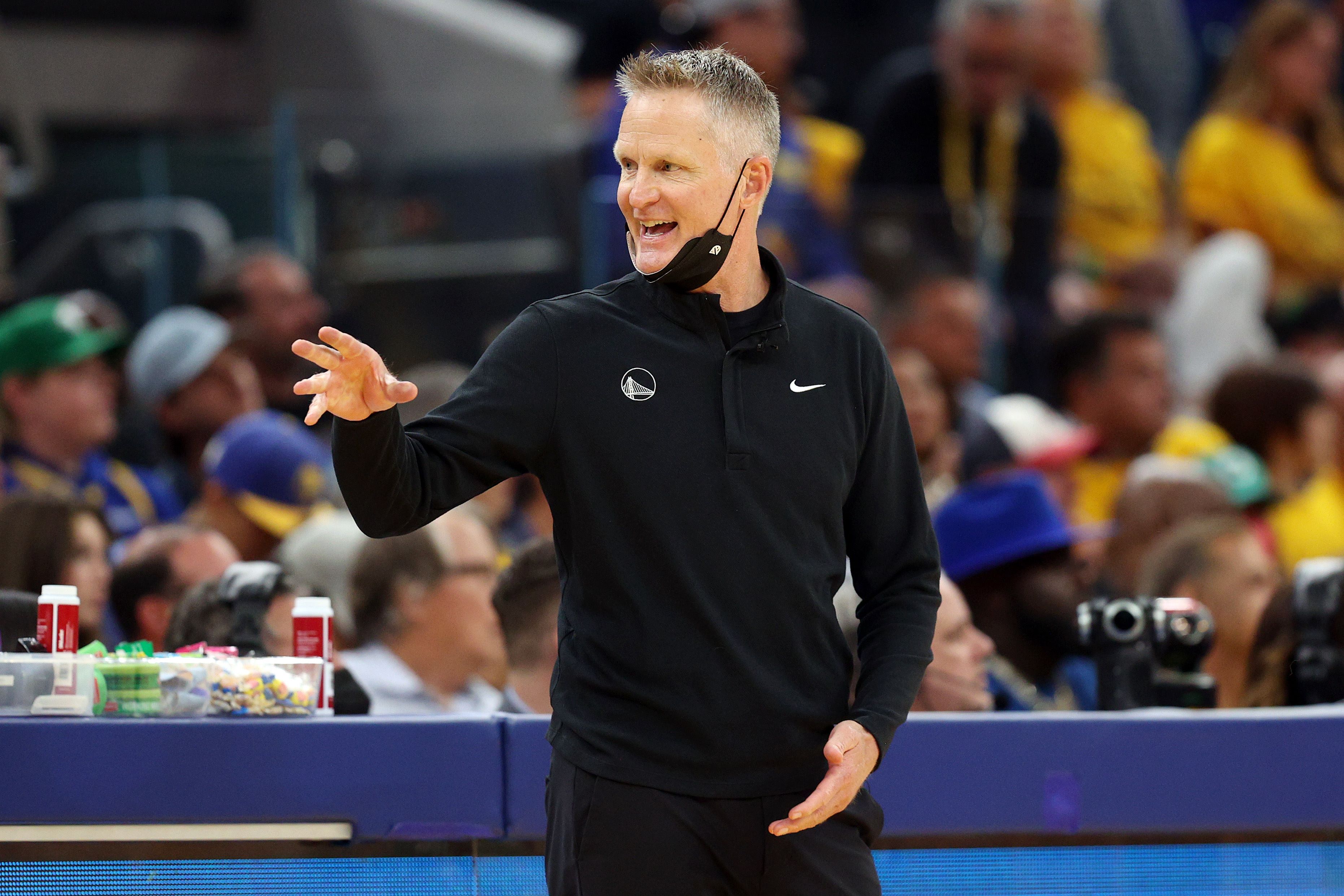 Reaksi pelatih kepala Golden State Warriors, Steve Kerr, saat laga pertama final NBA antara Golden State Warriors melawan Boston Celtics.   