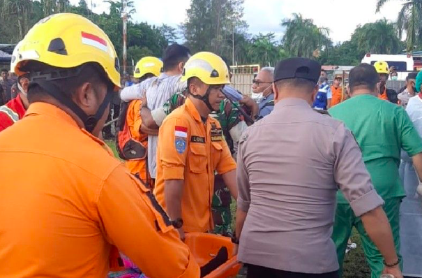 Tim SAR gabungan saat evakuasi korban helikopter yang mendarat darurat di pedalaman Timika, Rabu (8/6).