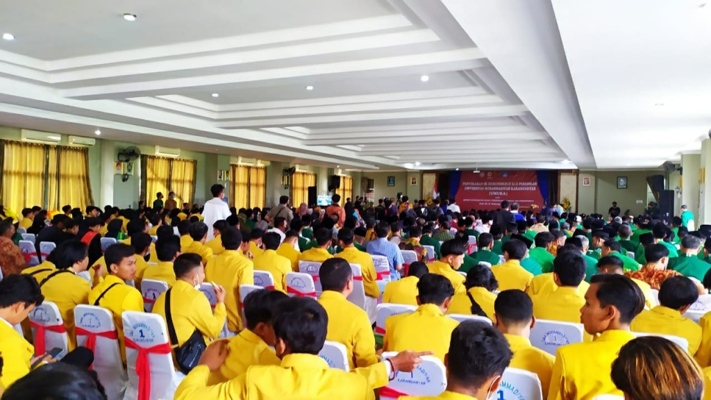 Ratusan mahasiswa Umuka yang merupakan hasil merger dari 3 perguruan tinggi sedang menerima penjelasan dari pihak universitas.