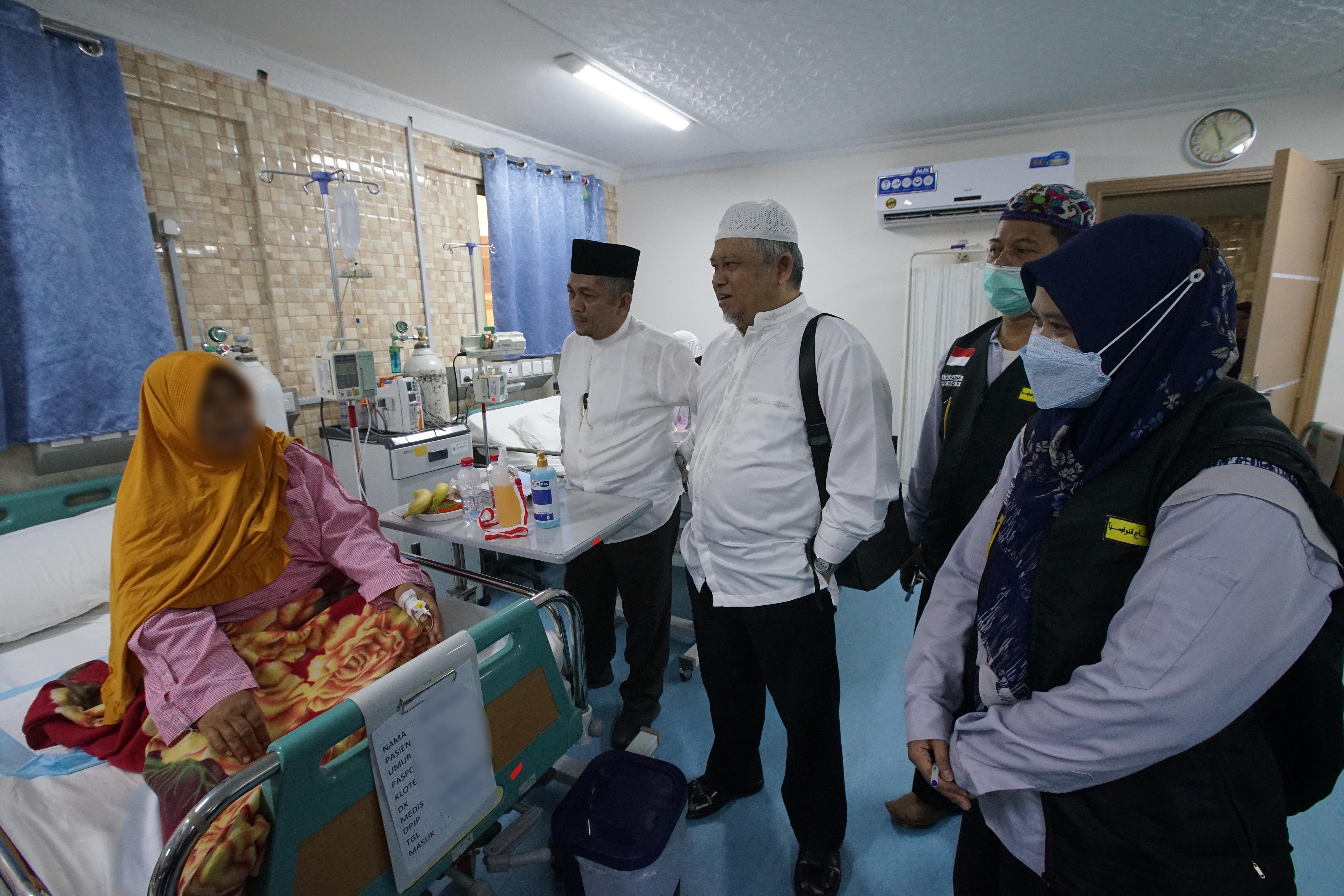 Pasien jemaah haji Indonesia dirawat di Klinik Kesehatan Haji Indonesia (KKHI), Madinah, Arab Saudi.