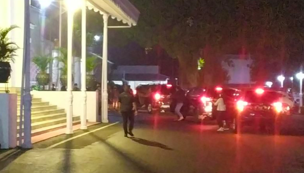 Rombongan Gubernur Jawa Barat Ridwan Kamil tiba di Gedung Pakuan, Kota Bandung, Jawa Barat, Jumat (3/6/2022).