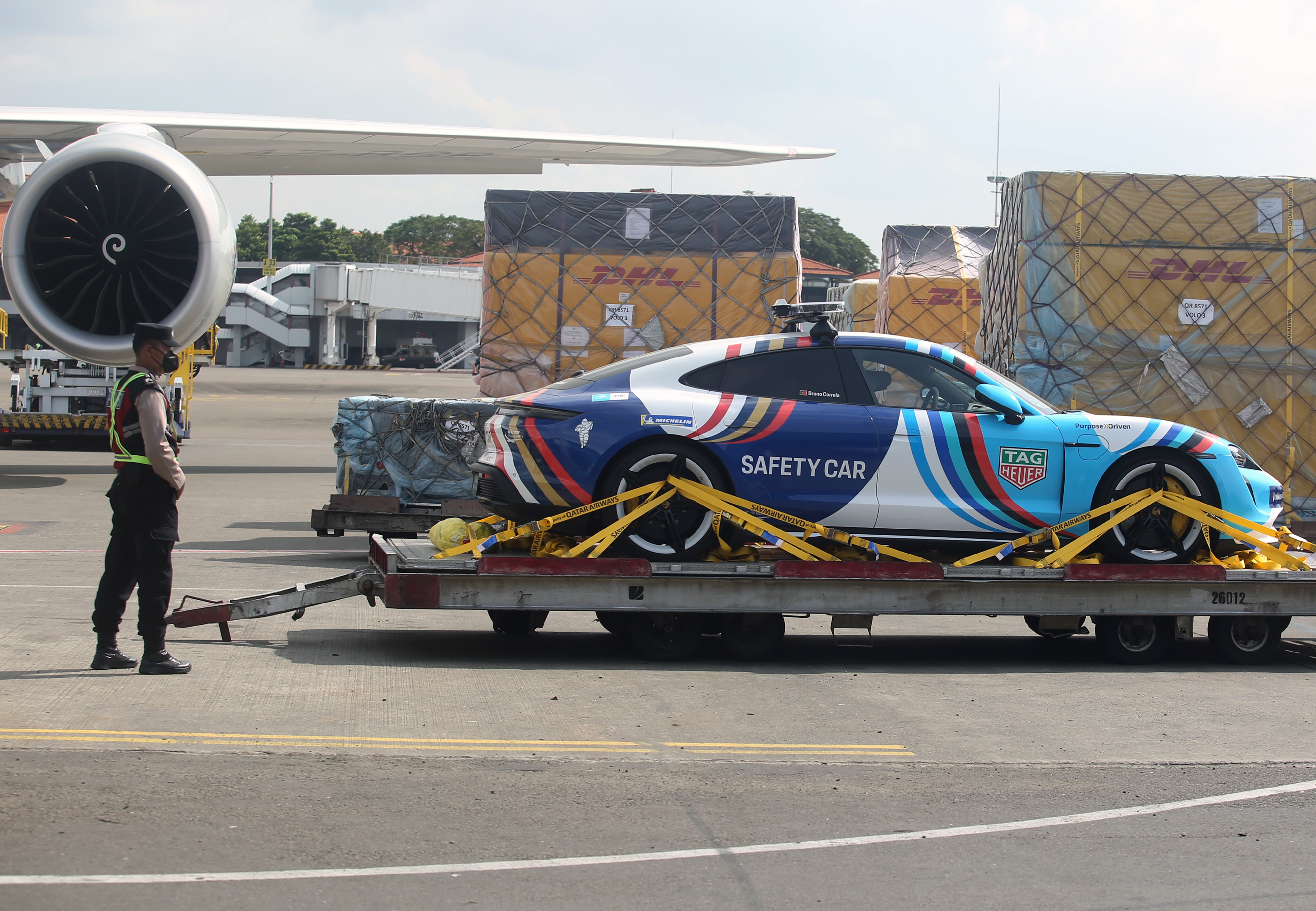 Polisi menjaga 'Safety Car' saat bongkar muat logistik Formula E di Terminal Cargo Bandara Soekarno Hatta, Tangerang, Selasa (24/5).