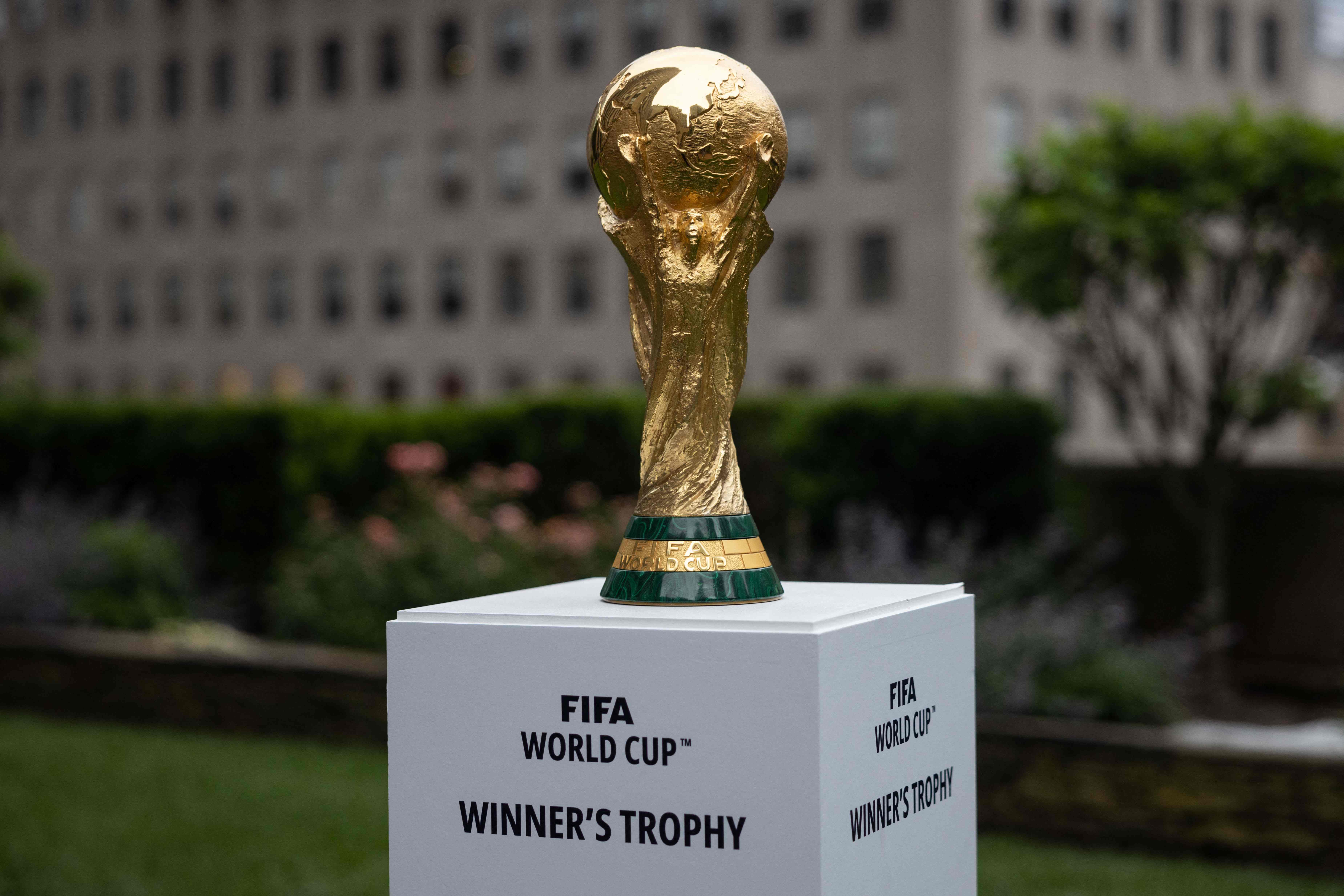Trofi Piala Dunia dipamerkan di New York saat FIFA mengumumkan kota-kota yang menjadi tuan rumah Piala Dunia 2026.