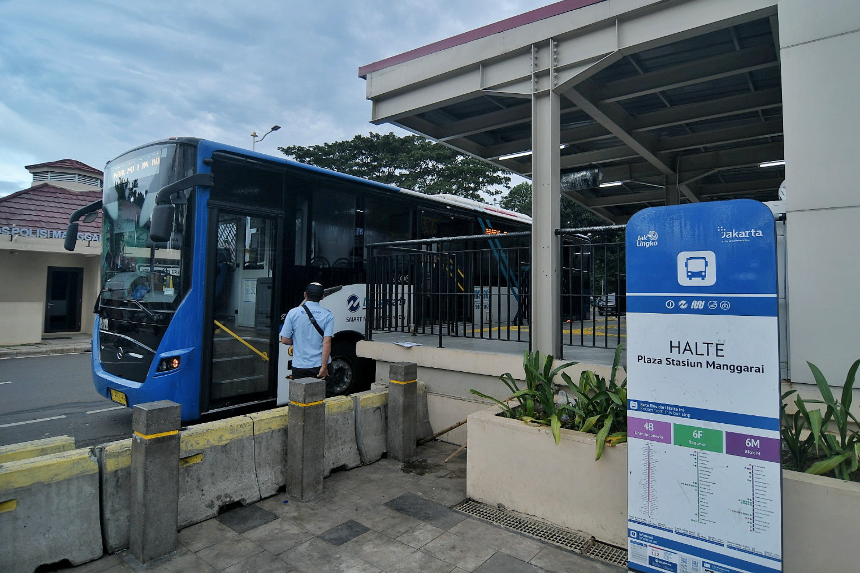 Kolaborasi PT KAI-TransJakarta untuk Tingkatkan Pelayanan Pelanggan