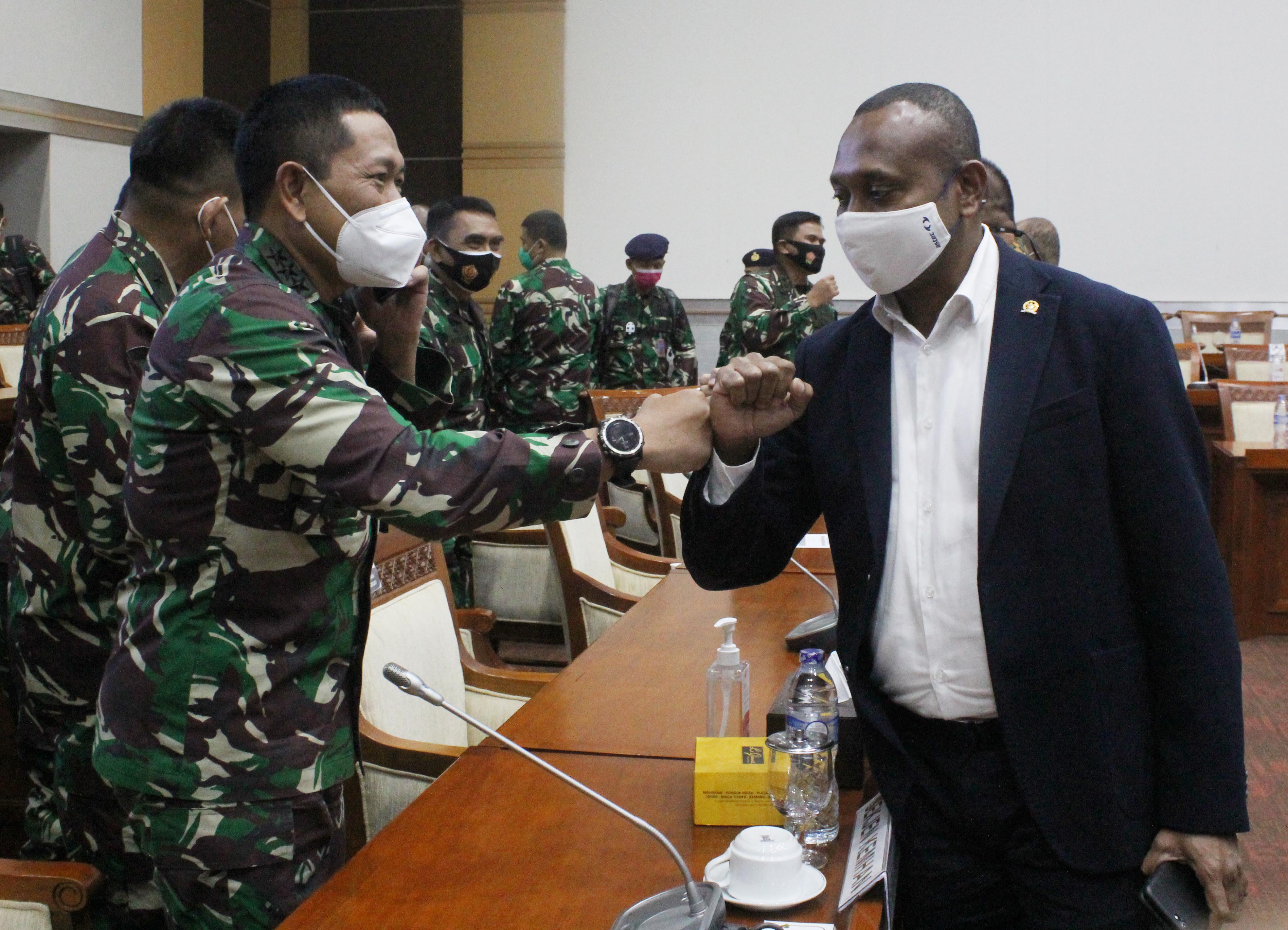 Anggota Komisi I DPR asall Papua Yan Permenas Mandenas (kanan) memberikan salam kepada Sekjen Kemhann RI Marsdya Marsdya TNI Donny Ermawan T