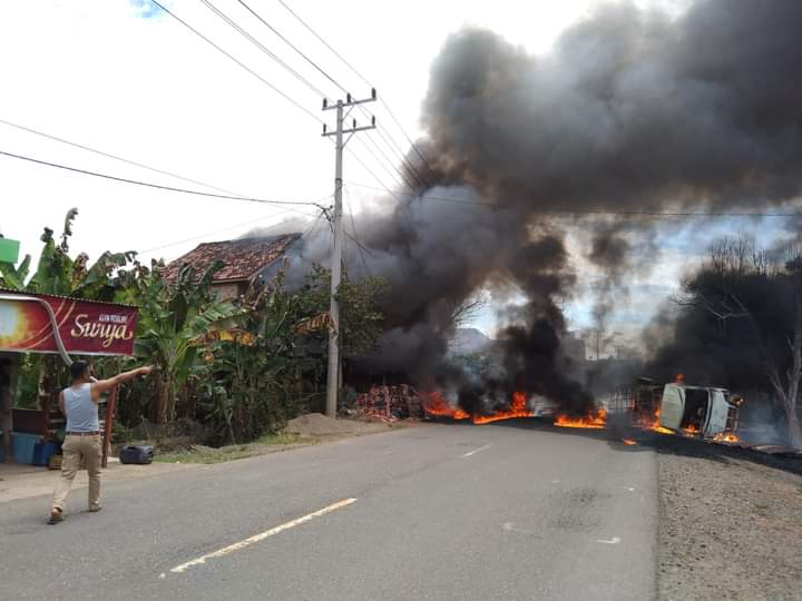 Kondisi rumah terbakar di Jalan Lintas Tengah (Jalinteng) Sekayu-Lubuk Linggau tepatnya di Desa Ulah Terberau Kecamatan Babat Toman
