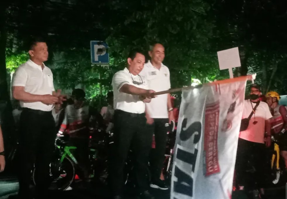 Kapolri Jenderal Pol. Listyo Sigit Prabowo melepas keberangkatan 144 peserta yang mengikuti upaya Pemecahan Rekor Muri Bersepeda Beregu. 