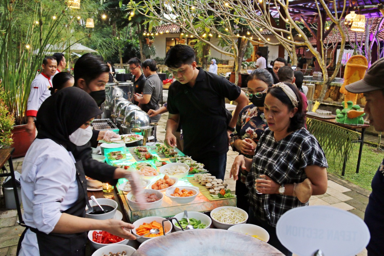 kali ini Lorin Solo Hotel menawarkan event anyar yakni Chill & Grill yang hadirkan nuansa Bali di Kota Solo.