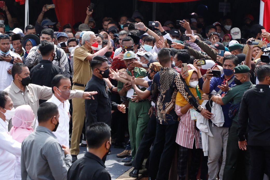 Presiden Joko widodo didamping Gubernur Jateng Ganjar Pranowo saat meresmikan pembangunan tahap dua industri baterai listrik di Kawasan Indu