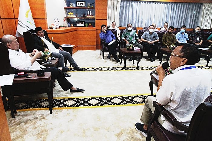 Ketua DPD RI LA Nyalla Mattaliti dan Wakil Ketua Komite 2 DPD RI Bustami Zainuddin menerima laporan korban mafia tanah, Selasa (14/6)