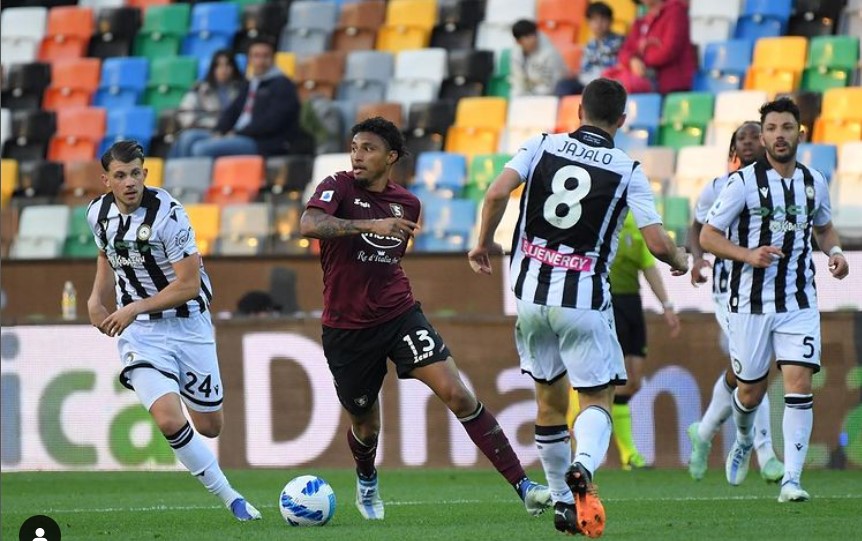 Penyerang Salernitana Ederson (tengah)